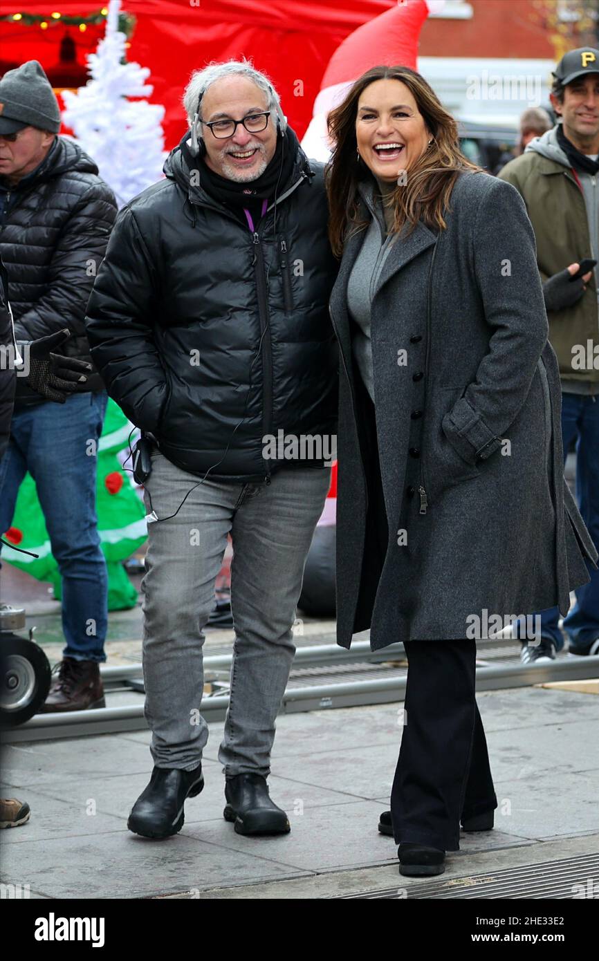 New York NY 20211201 die Besetzung von „Law and Order Special Victims Unit“ ist auf dem Set