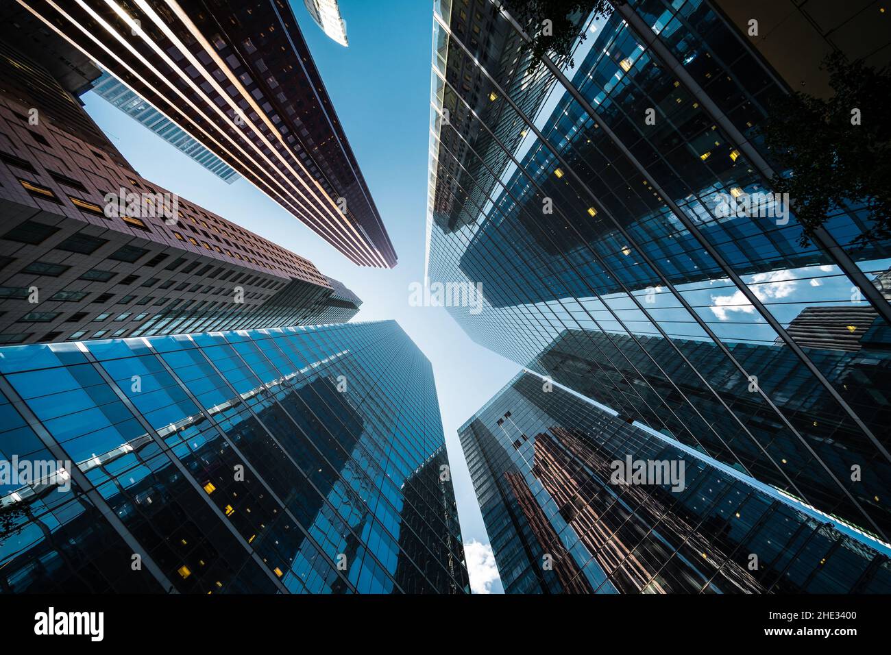 Geschäfts- und Finanzkonzept, Blick auf moderne Wolkenkratzer im Finanzviertel von Toronto in Ontario, Kanada. Stockfoto