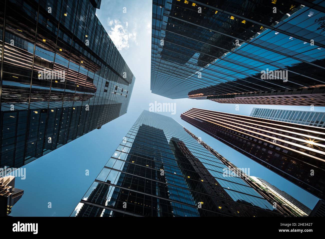 Geschäfts- und Finanzkonzept, Blick auf moderne Wolkenkratzer im Finanzviertel von Toronto, Ontario, Kanada. Stockfoto