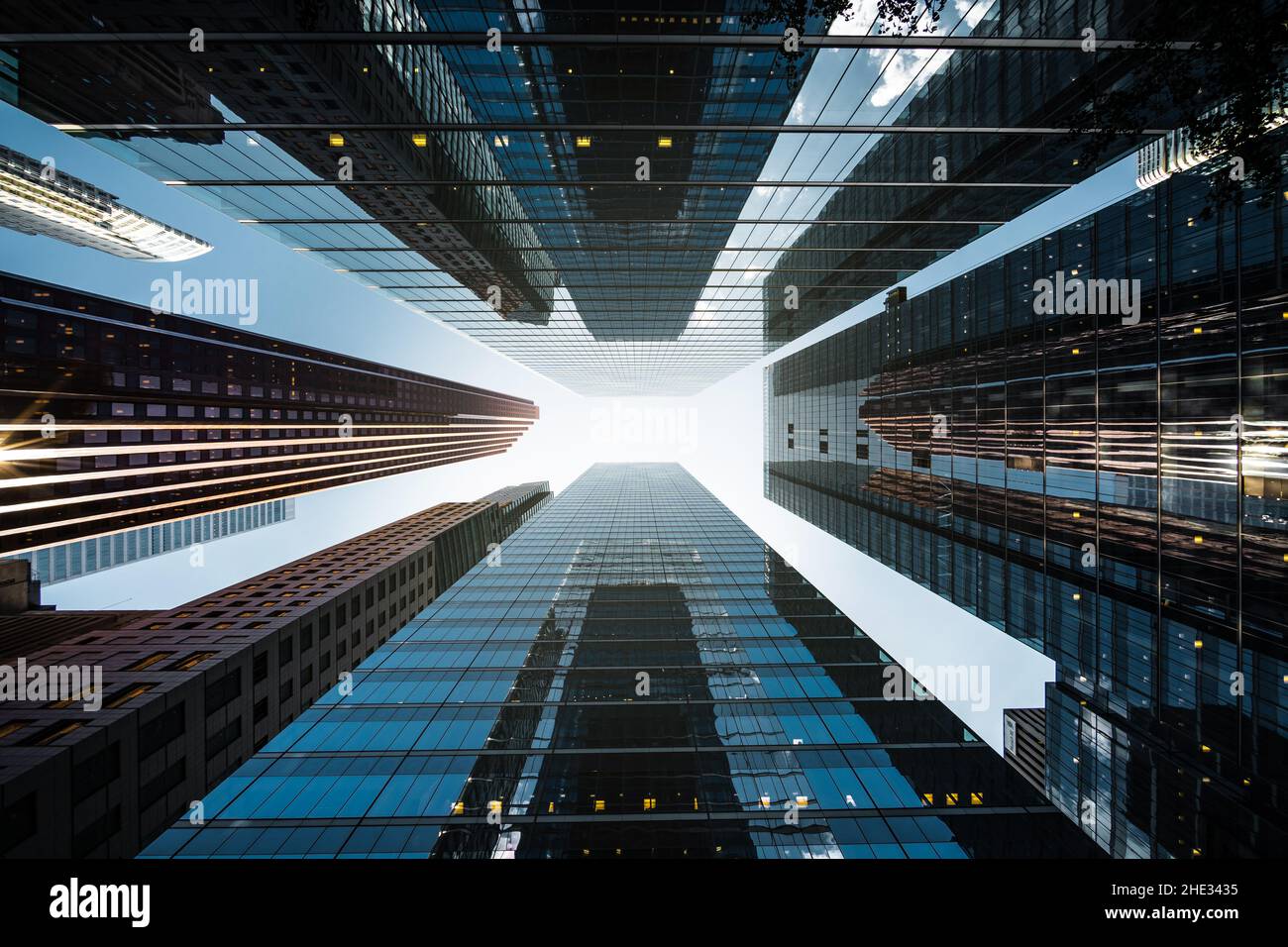 Geschäfts- und Finanzkonzept, Blick auf Bürohochhäuser im Finanzviertel einer modernen Metropole. Stockfoto