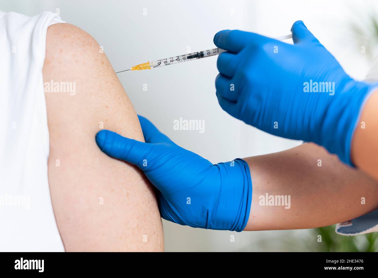 Nahaufnahme des Arms eines nicht erkennbaren Patienten, der eine Dosis eines Impfstoffs erhält. Konzept der Immunisierung gegen Viren und Krankheiten. Stockfoto