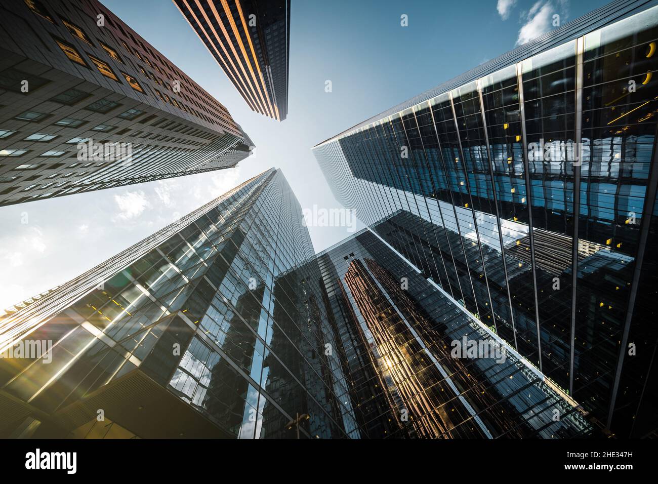 Geschäfts- und Finanzkonzept, Blick auf Bürohochhäuser im Finanzviertel einer modernen Metropole. Stockfoto