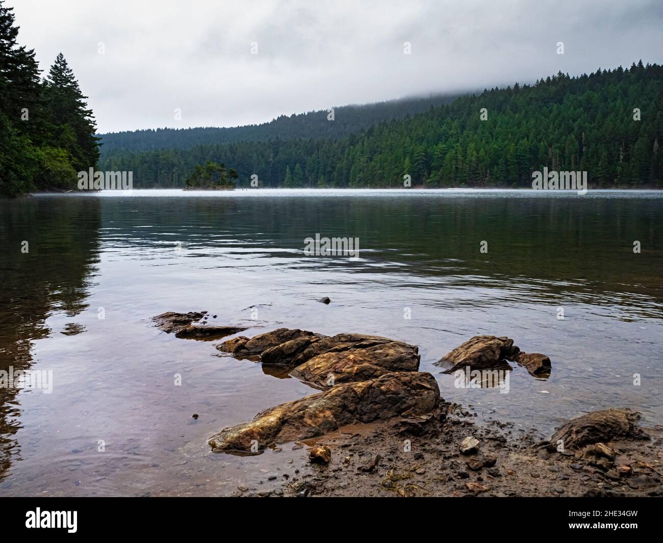 WA21041-00...WASHINGTON - Wolkenverhangener Tag am Mountain Lake im Moran State Park auf der Orcas Island, Teil der San Juan Islands Gruppe. Stockfoto