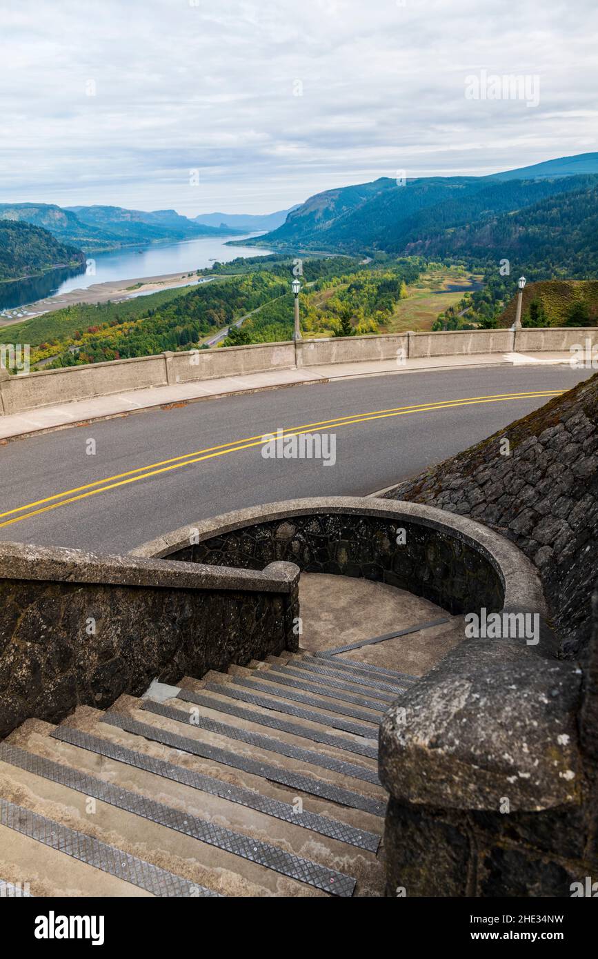 Blick nach Osten vom Vista House; Crown Point State Scenic Corridor; Columbia River Gorge; Oregon; USA Stockfoto