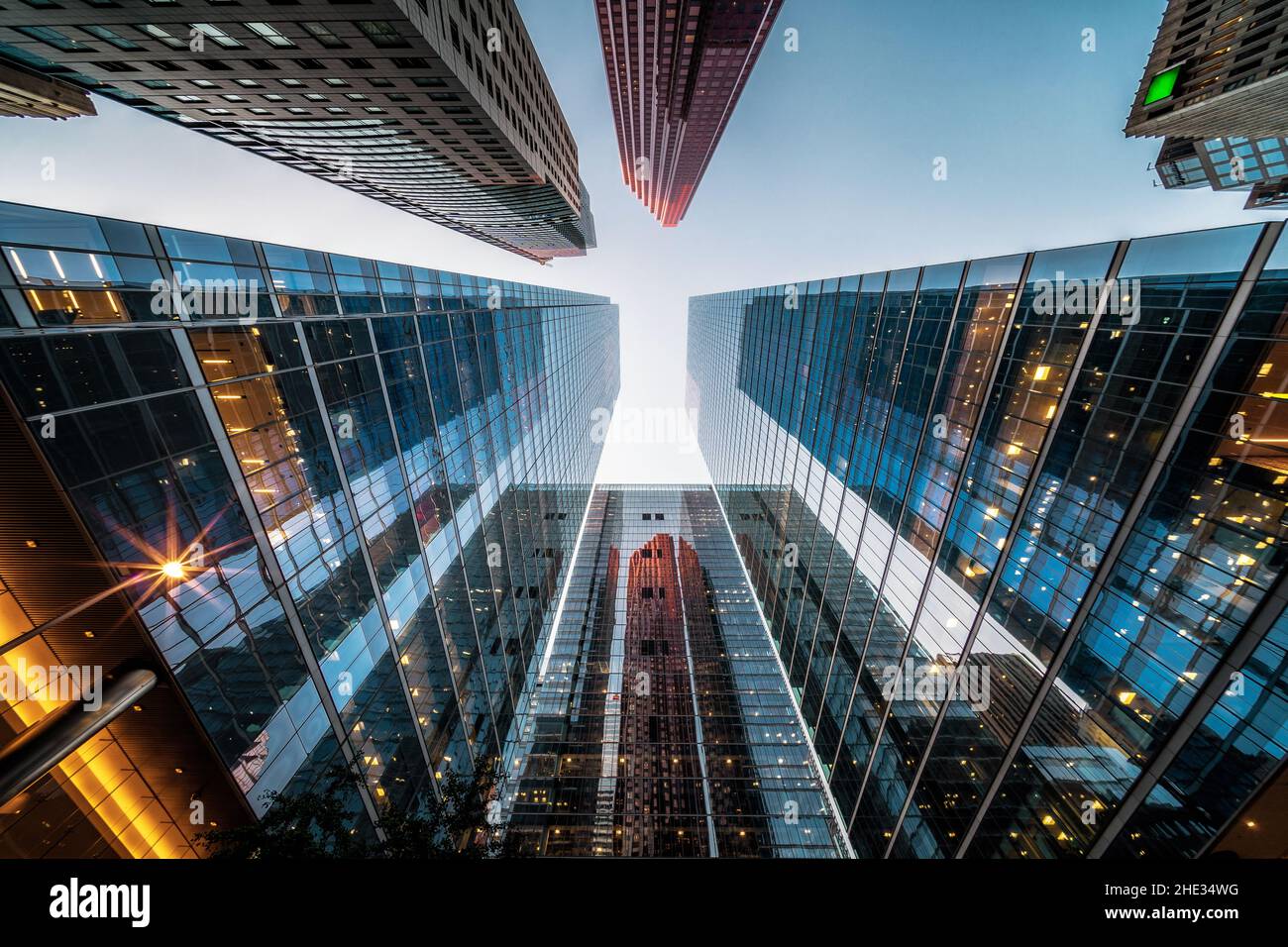 Geschäfts- und Finanzkonzept, Blick auf die Bürohochhausarchitektur bei Sonnenuntergang im Finanzviertel einer modernen Metropole. Stockfoto
