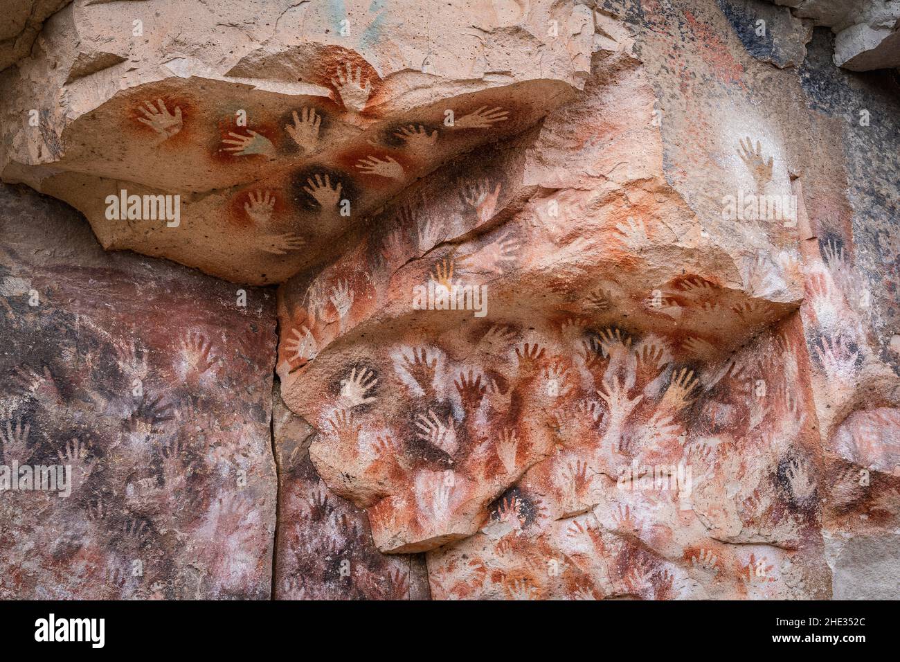 Prähistorische Handmalereien in der Höhle der Hände aka Cueva de Las Manos in der Provinz Santa Cruz, Patagonien, Argentinien, Südamerika. Stockfoto