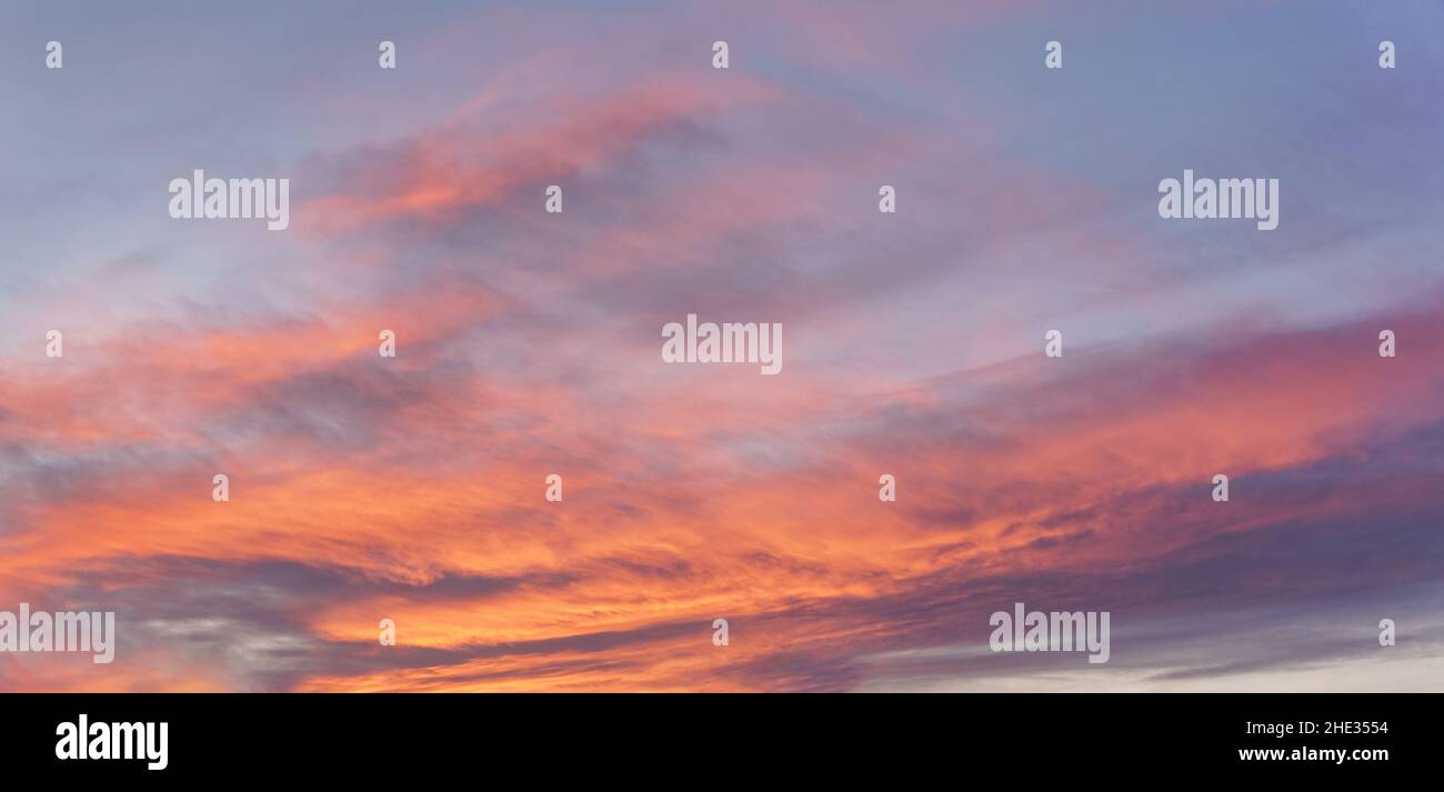 Rosa orange Sonnenuntergang Cirrus Wolken am Abendhimmel Stockfoto