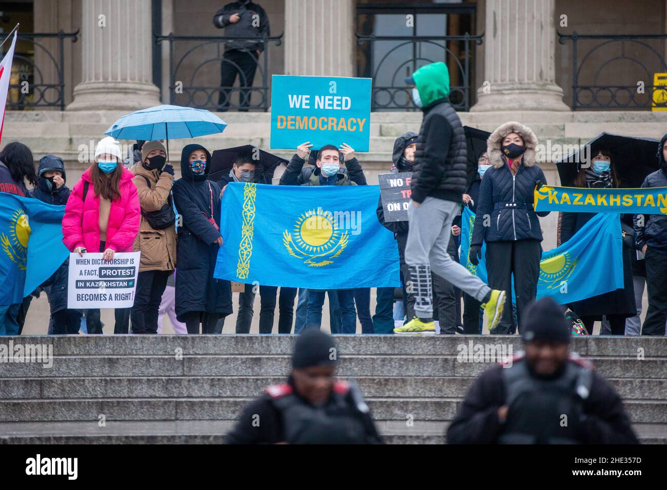 London, England, Großbritannien. 8th Januar 2022. Kasachen in London protestieren auf dem Trafalgar Square in Solidarität mit den Demonstranten in Kasachstan. (Bild: © Tayfun Salci/ZUMA Press Wire) Bild: ZUMA Press, Inc./Alamy Live News Stockfoto London, England, Großbritannien. 8th Januar 2022. Kasachen in London protestieren auf dem Trafalgar Square in Solidarität mit den Demonstranten in Kasachstan. (Bild: © Tayfun Salci/ZUMA Press Wire) Bild: ZUMA Press, Inc./Alamy Live News Stockfoto