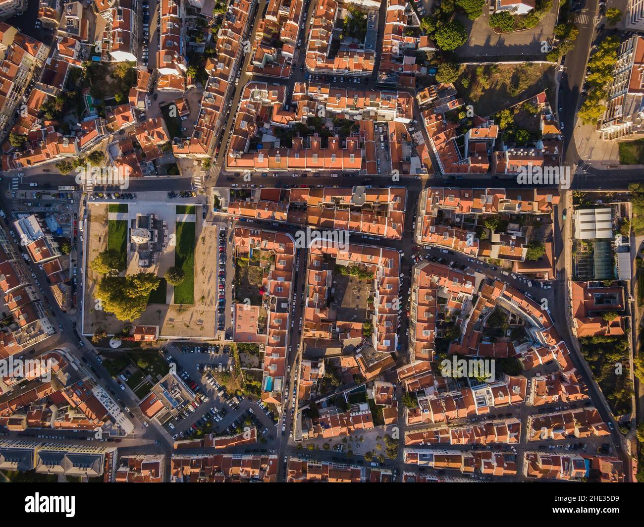 Luftaufnahme von oben nach unten der traditionellen Wohngegend bei Sonnenaufgang im Belem Viertel von Lissabon, Portugal. Stockfoto
