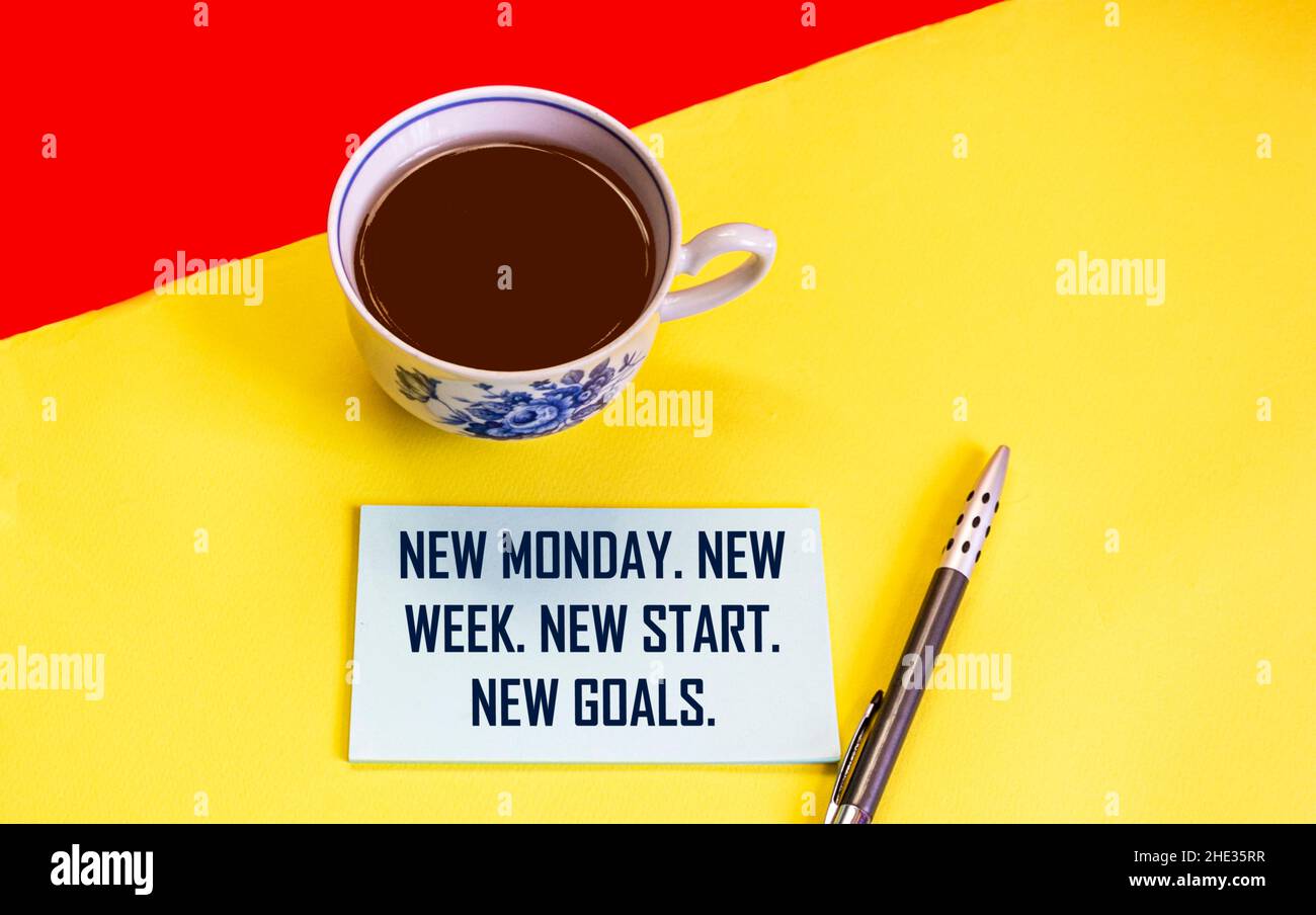 Neuer montag, neue Woche, neuer Start, neue Ziele - Handschrift auf bunten Aufklebern mit einer Tasse Kaffee Stockfoto