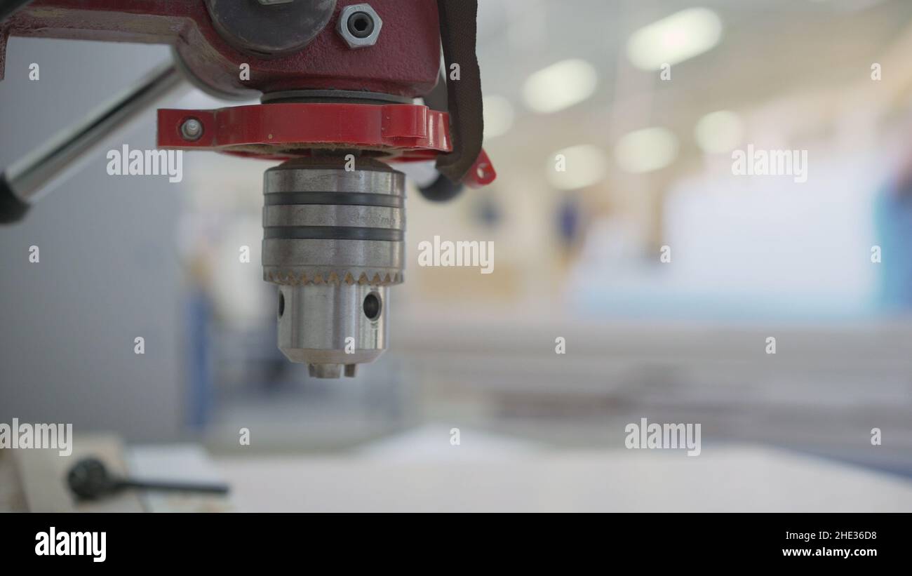 Bohrmaschine in der Möbelindustrie. Der Prozess der Herstellung von Schrankmöbeln aus Spanplatten auf einer modernen automatischen Bohr- und Fräsmaschine m Stockfoto