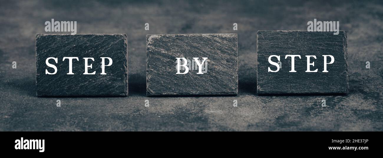 Schritt für Schritt Treppen steigen, Kreidezeichnung auf einer Tafel, Bildungs- und Geschäftskonzept, verbessern Sie sich Stockfoto
