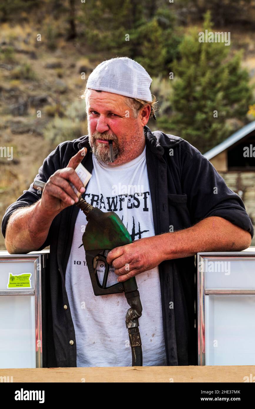 Junior, langjähriger Mitchell; Oregon; Bewohner; bietet einem Besucher einen Cocktail aus seiner Tankstelle Zapfraum gepumpt Stockfoto