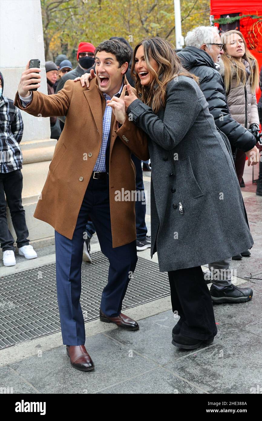 New York NY 20211201 die Besetzung von „Law and Order Special Victims Unit“ ist auf dem Set