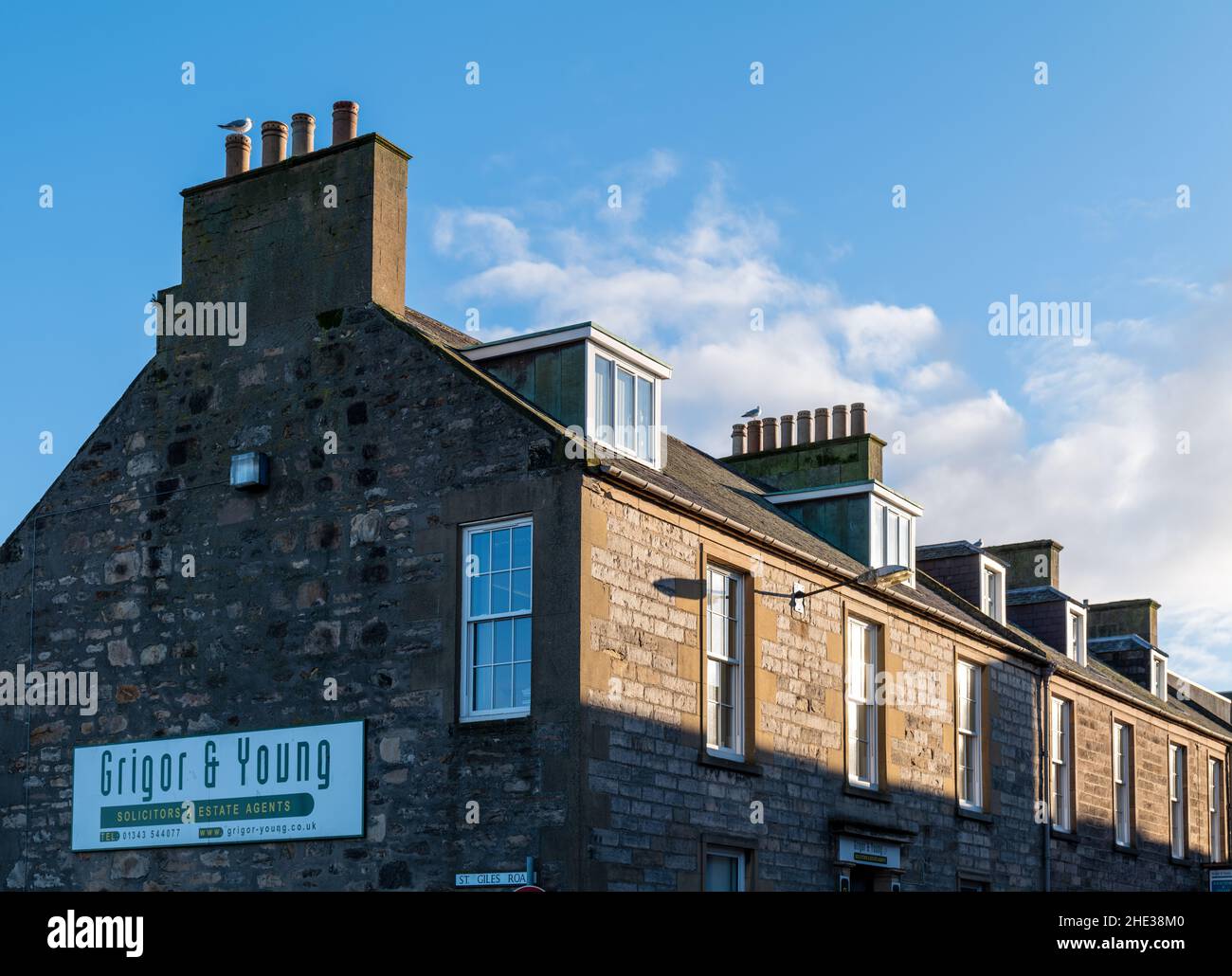 ELGIN, MORAY, SCHOTTLAND - 7. JANUAR 2022: - Dies ist ein Blick in das Stadtzentrum von Elgin, Moray, Schottland am 7. Januar 2022 Stockfoto