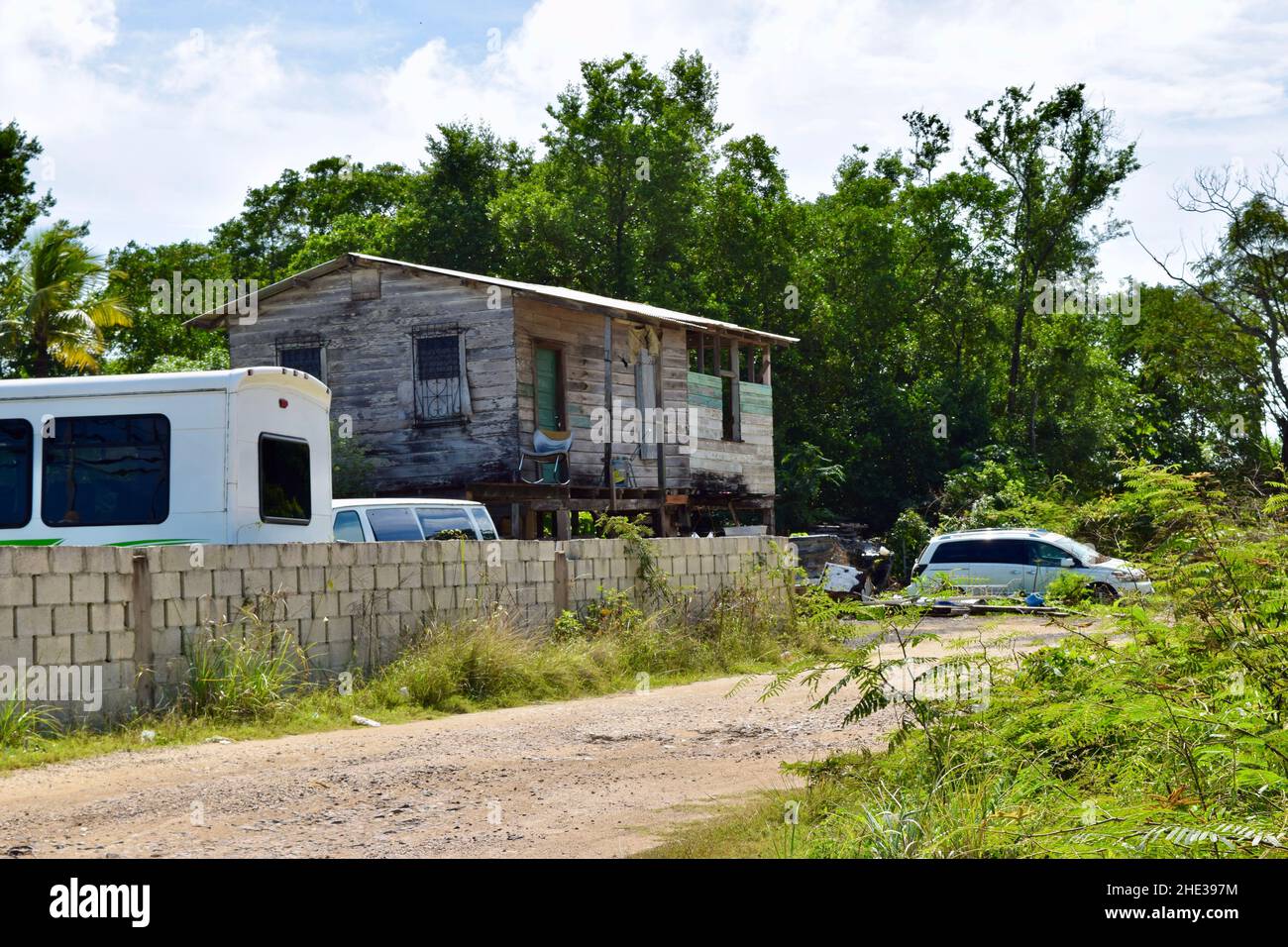 Lokale Menschen leben in Armut in einem Viertel von Belize City, Belize. Stockfoto