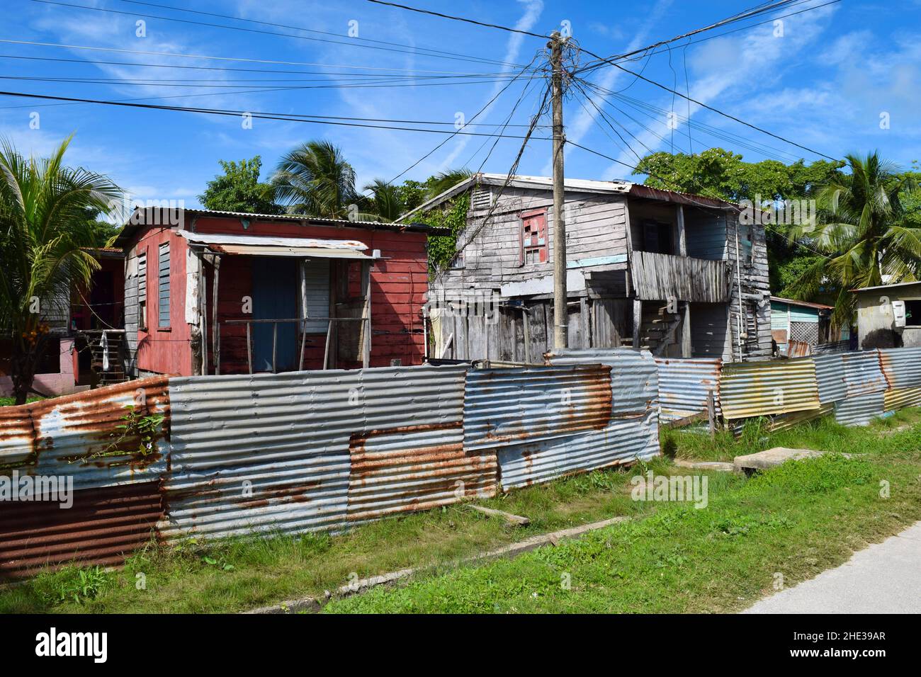 2 verfallende Häuser in einem armen Viertel von Belize City, Belize Stockfoto