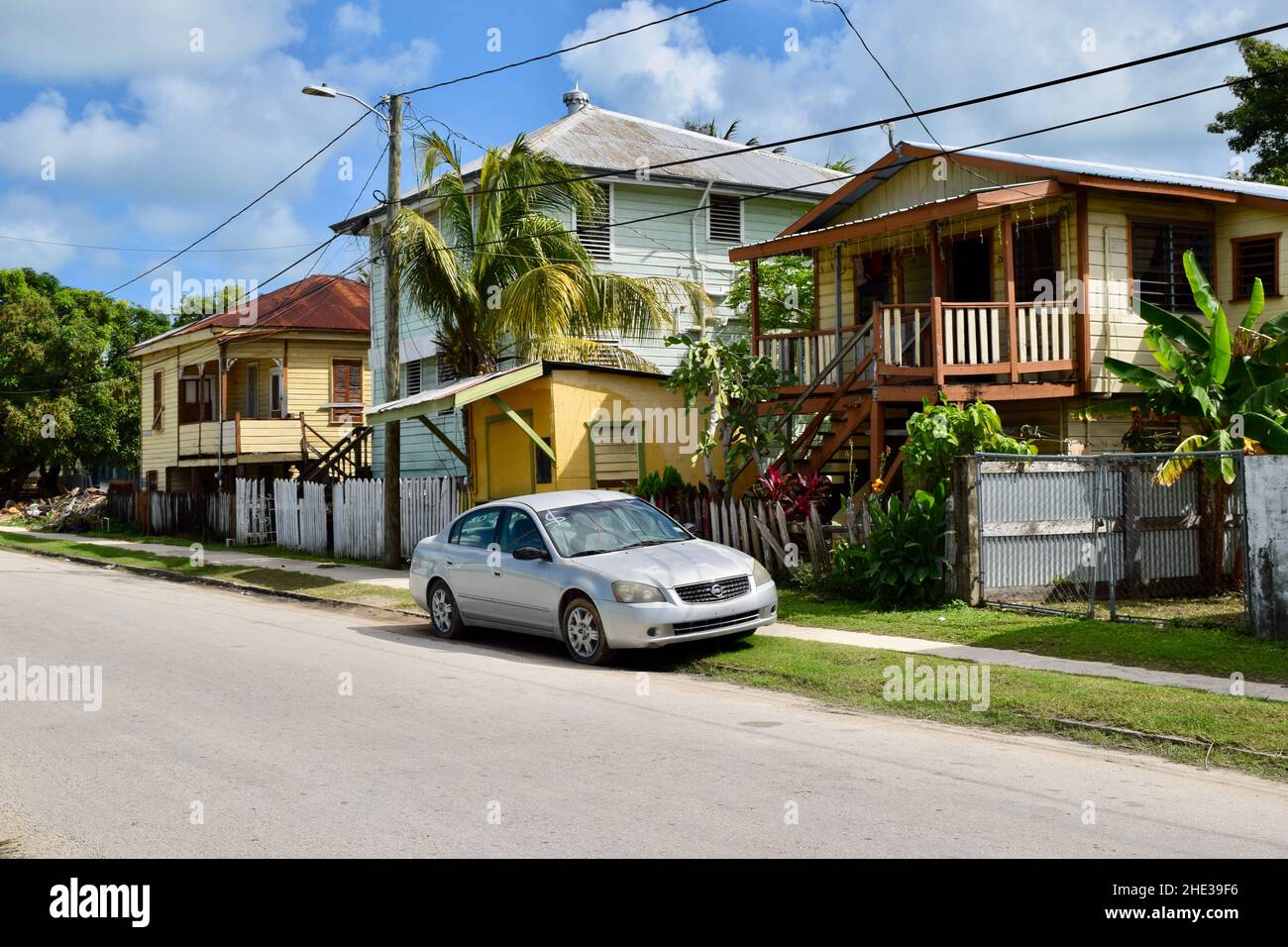 Eine Reihe von Häusern, die repariert werden müssen, in einem Viertel von Belize City, Belize. Stockfoto