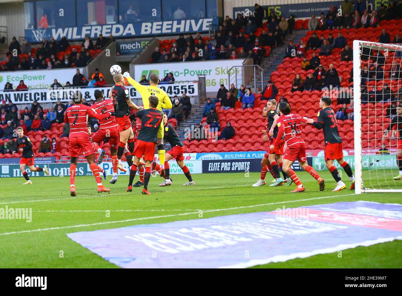 Eco-Power Stadium Doncaster, England - 8th. Januar 2022 Doncaster setzte Druck auf die Verteidigung von Fleetwood - während der EFL League ein Spiel Doncaster gegen Fleetwood, Eco-Power Stadium Doncaster am 8th. Januar 2022 Credit: Arthur Haigh/WhiteRoseFotos/Alamy Live News Stockfoto