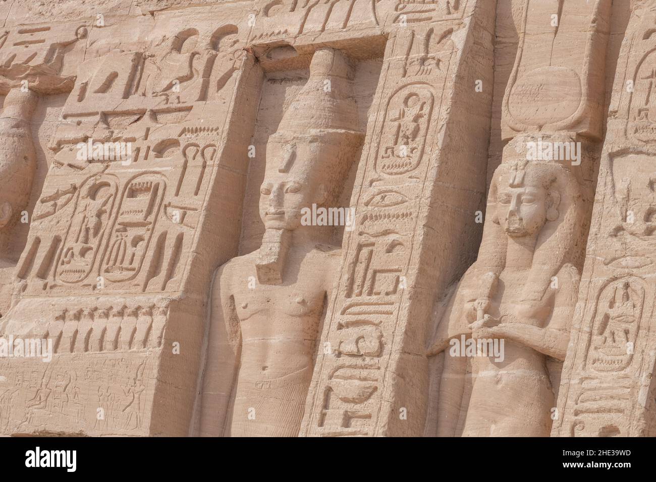 Der kleine Tempel von Hathor und Nefertari in Abu Simbel in Südägypten nahe der Grenze zum Sudan. Eines der nubischen Denkmäler. Stockfoto