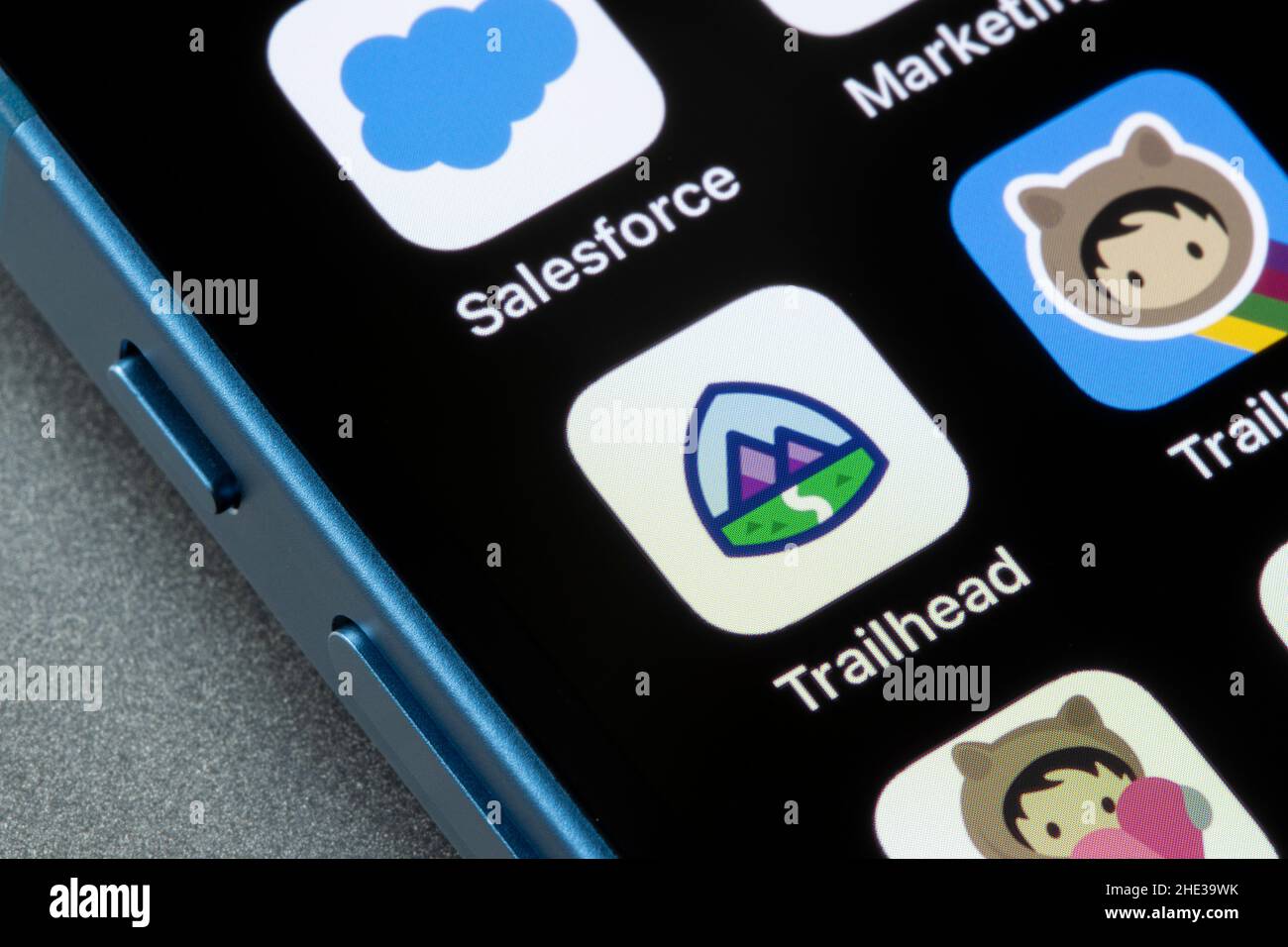 Das Trailhead Go App-Symbol wird auf einem iPhone angezeigt. Trailhead Go stellt mobilen Benutzern alle Schulungsmaterialien zur Verfügung, die Salesforce auf ihrer Desktop-Website bereitstellt. Stockfoto