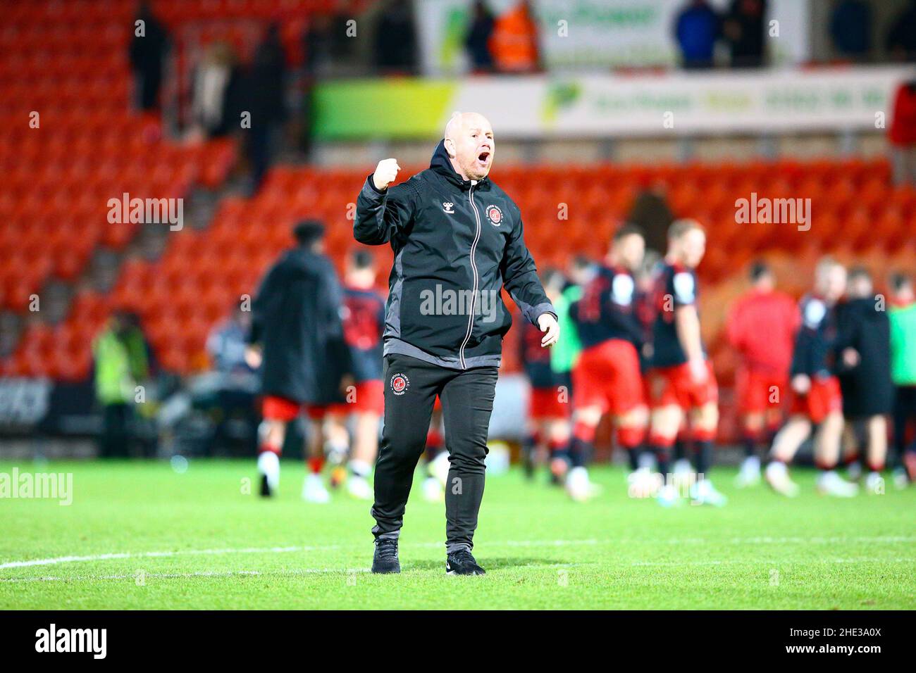 Eco-Power Stadium Doncaster, England - 8th. Januar 2022 Ein glücklicher Stephen Crainey Manager von Fleetwood vor den Fleetwood-Fans am Ende des Spiels The EFL League One Match Doncaster gegen Fleetwood, Eco-Power Stadium Doncaster on 8th January 2022 Credit: Arthur Haigh/WhiteRoseFotos/Alamy Live News Stockfoto