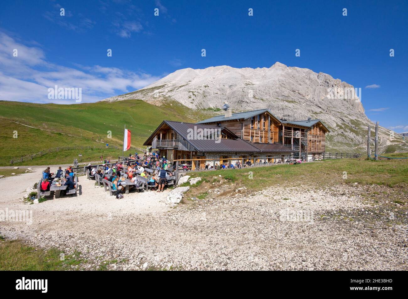 Berghütte Sasso Piatto (2300 m) und Sassopiatto im Hintergrund, Dolomiten, Trentino-Südtirol, Italien Stockfoto