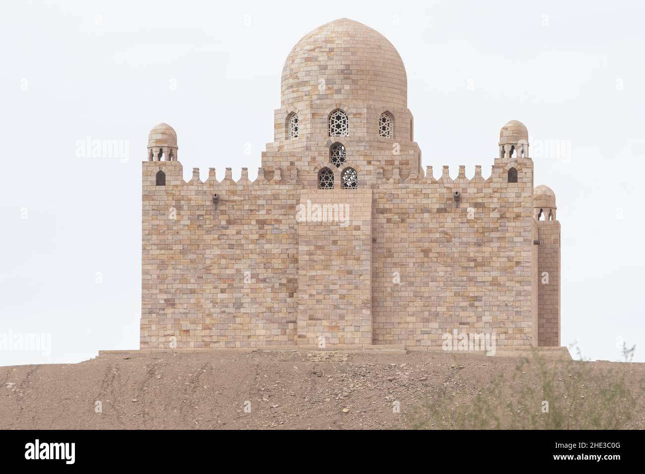 Das Mausoleum von Aga Khan liegt auf einem Hügel mit Blick auf den Nil am Rande der Sahara-Wüste - es ist aus rosa Stein gebaut. Stockfoto