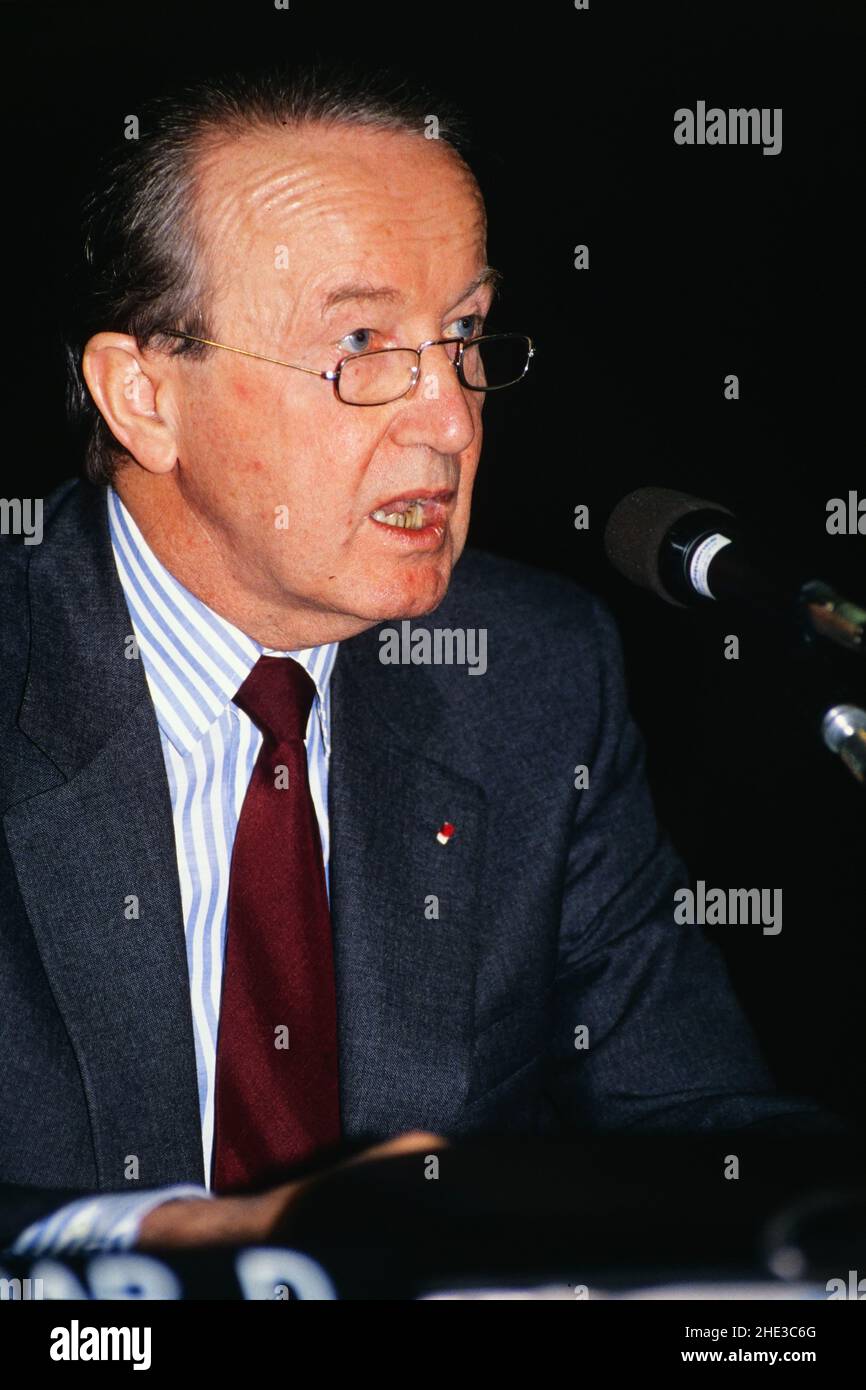 Archiv 90ies: Pierre Arpaillange, französischer Justizminister, nimmt an der Pressekonferenz in Lyon, Frankreich, 1989 Teil Stockfoto