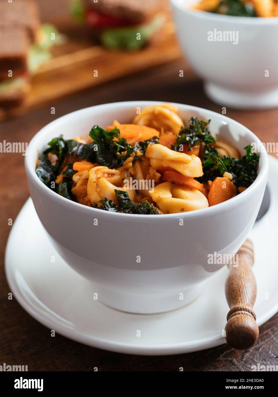 Hausgemachte vegane Tortellini-Suppe mit TVP und Kale Stockfoto