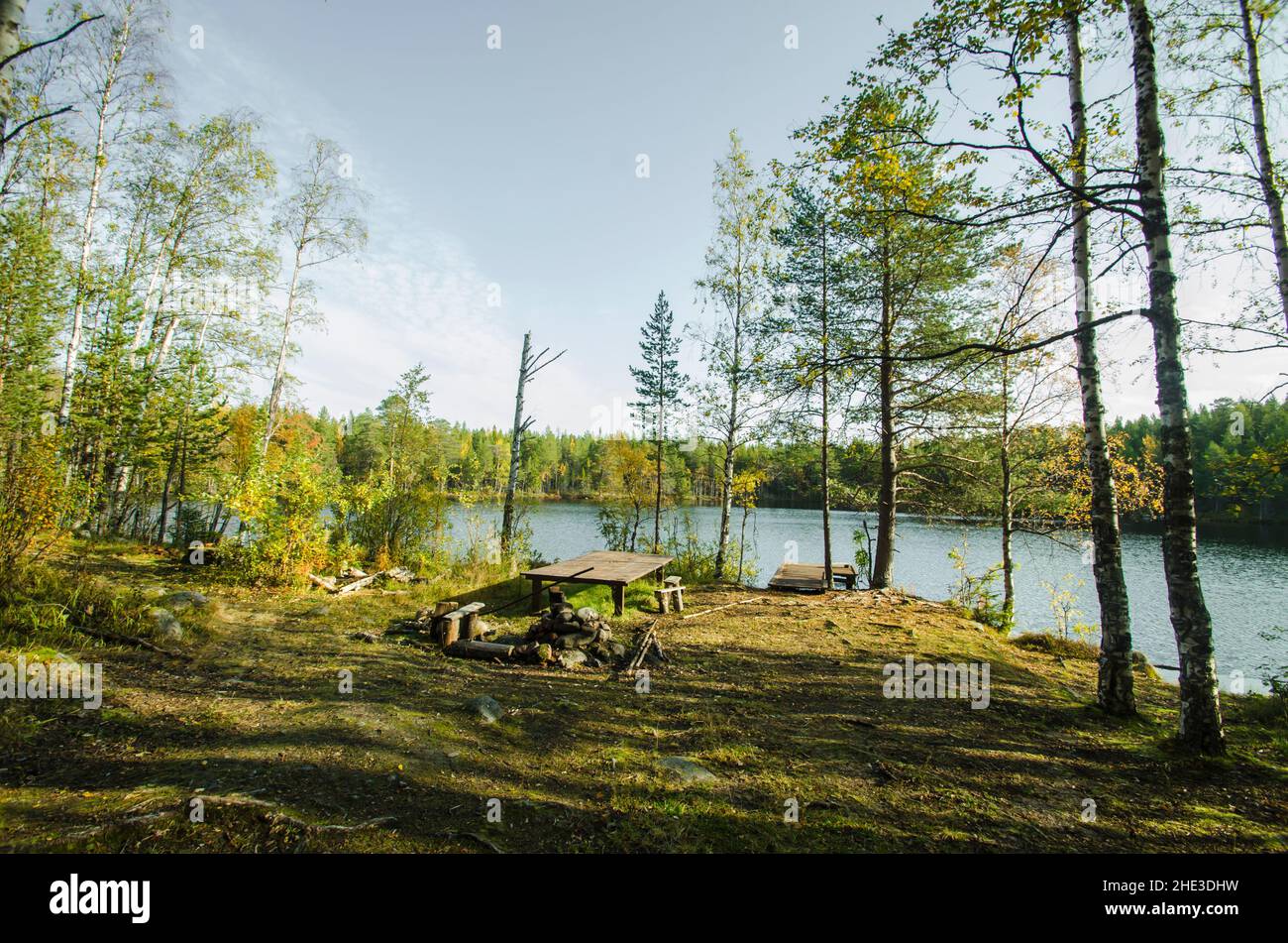 Bänke und ein Tisch am Ufer eines Waldsees. Ruhe im Wald Stockfoto