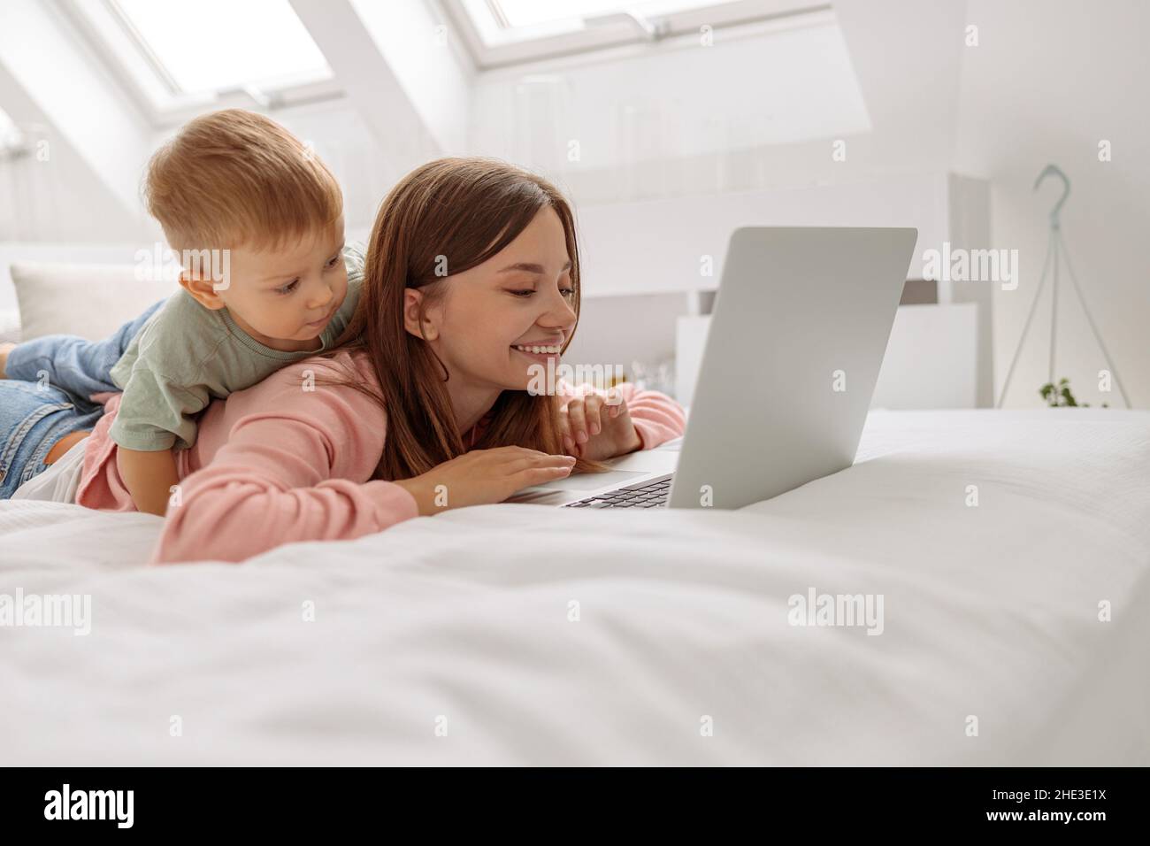 Kind, das sich für den Laptop-Bildschirm interessiert Stockfoto