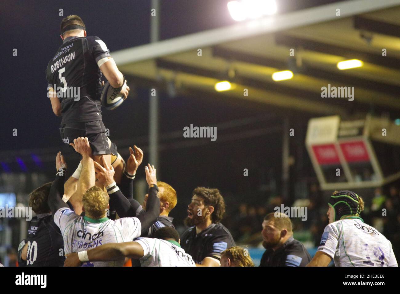 Newcastle upon Tyne, England, 8. Januar 2022. Sean Robinson von Newcastle Falcons, der in einem Line-Out während ihres Spiels der Gallagher Premiership gegen Northampton Saints den Ball einfangen konnte. Quelle: Colin Edwards/Alamy Live News Stockfoto