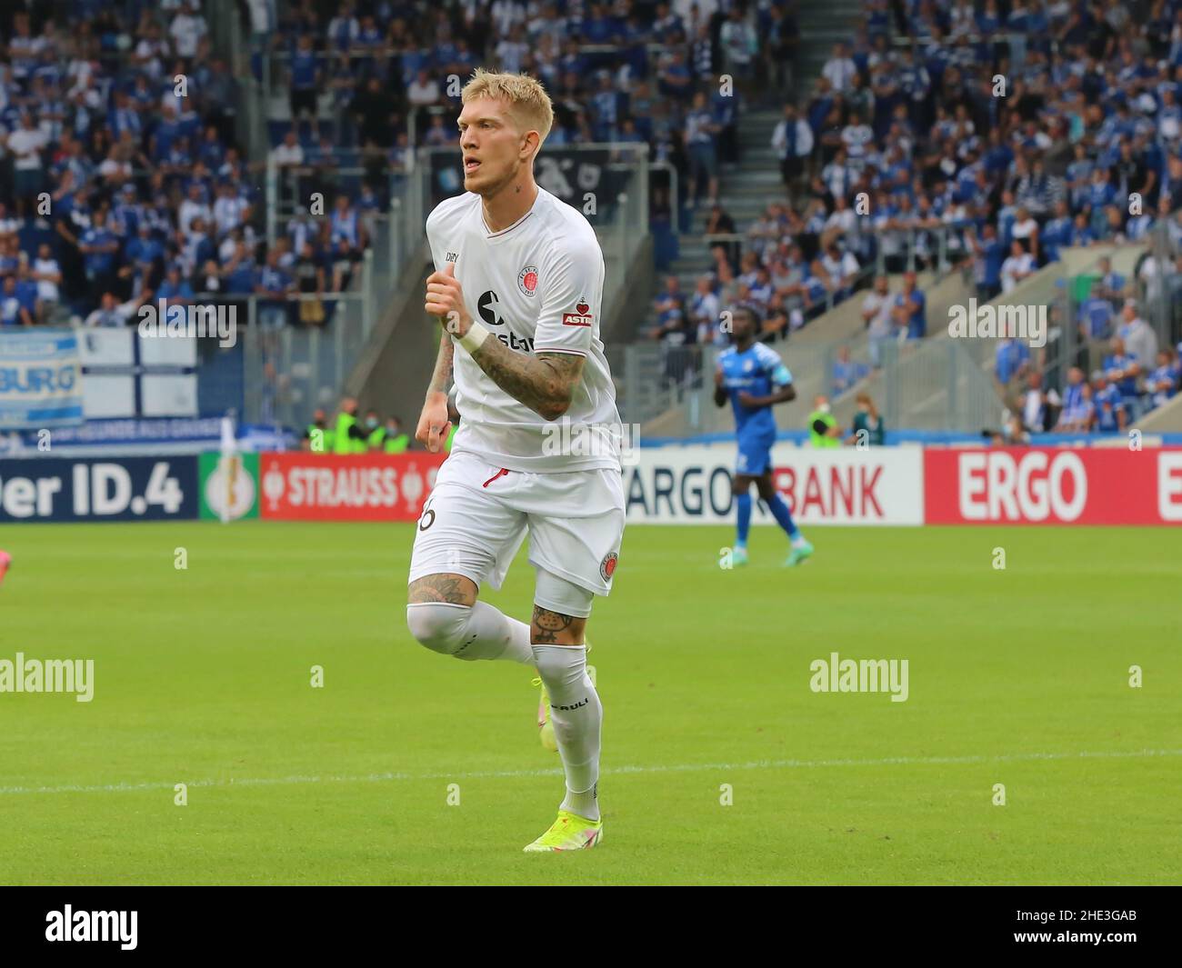Simon makienok fc st pauli Fotos und Bildmaterial in hoher Auflösung