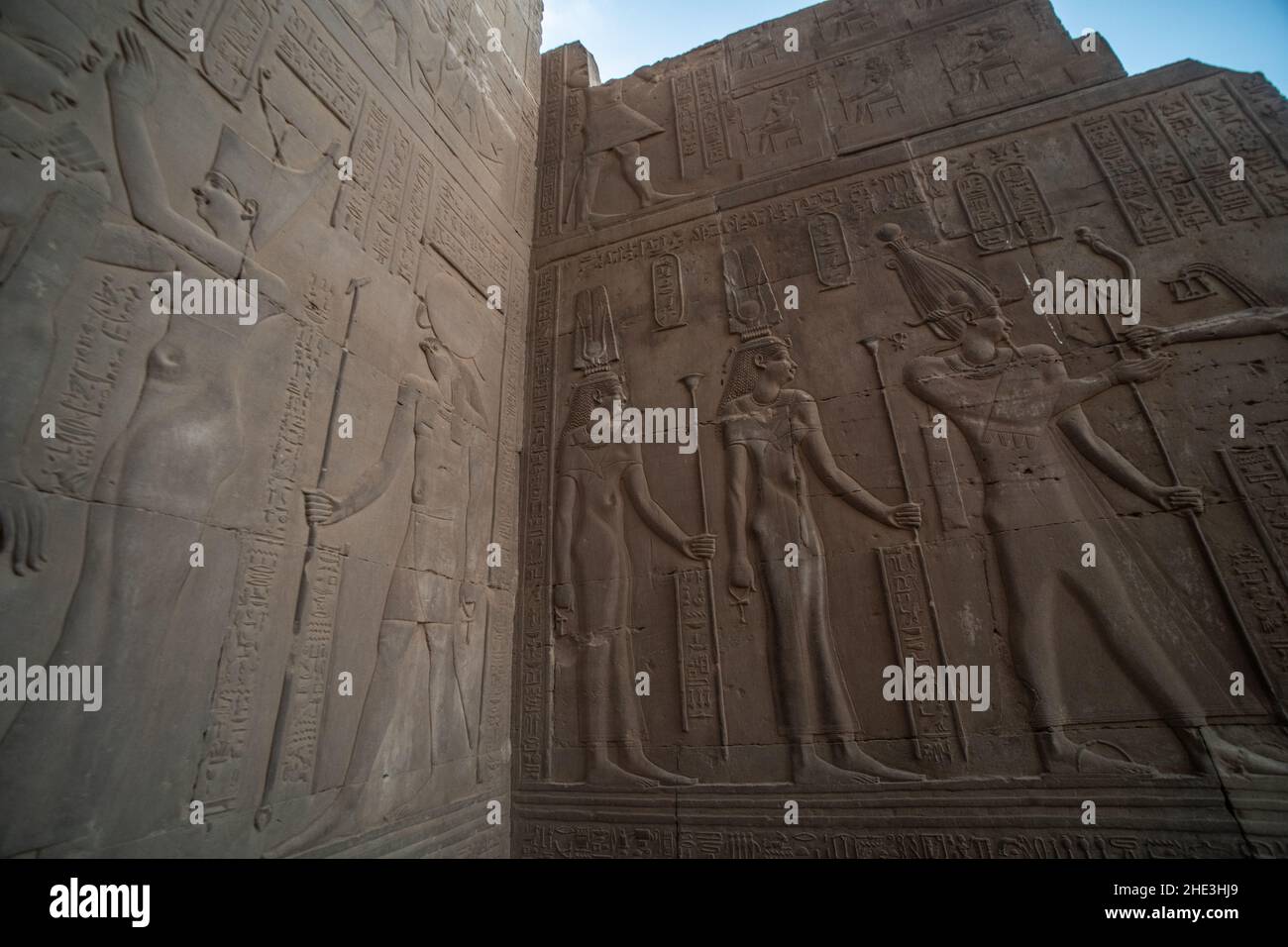 Steinreliefskulpturen an den Wänden des Kom Ombo-Tempels in Ägypten. Stockfoto