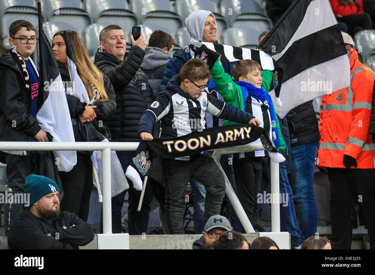 Ein Anhänger von Newcastle United hält vor ‘dem Spiel einen Schal der „Toon Army“ hoch Stockfoto