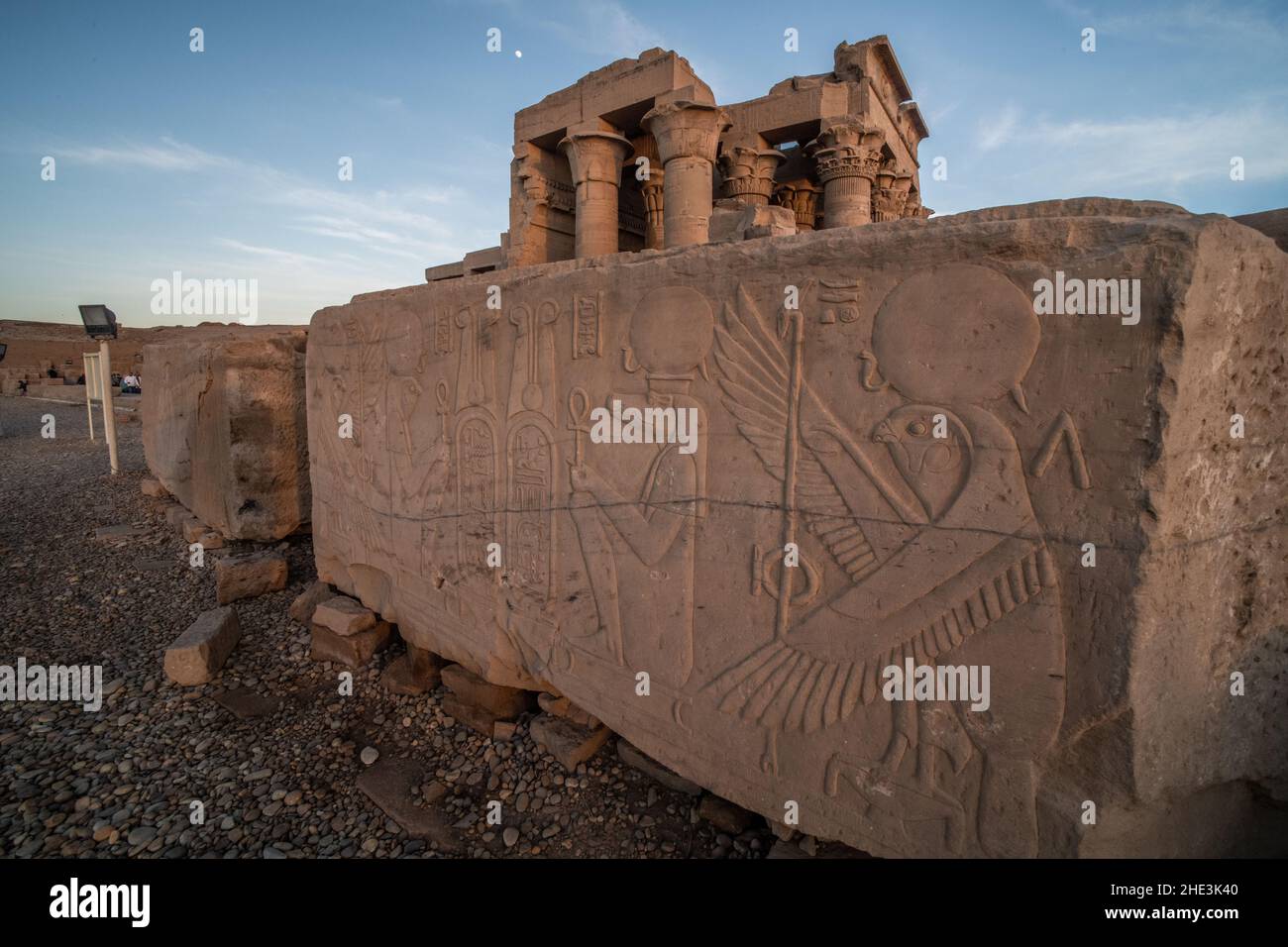 Ein Abschnitt eines Steins mit komplizierten Schnitzereien von Sobek und Horus, alten ägyptischen Göttern, aus dem Tempel von Kom Ombo in Ägypten. Stockfoto