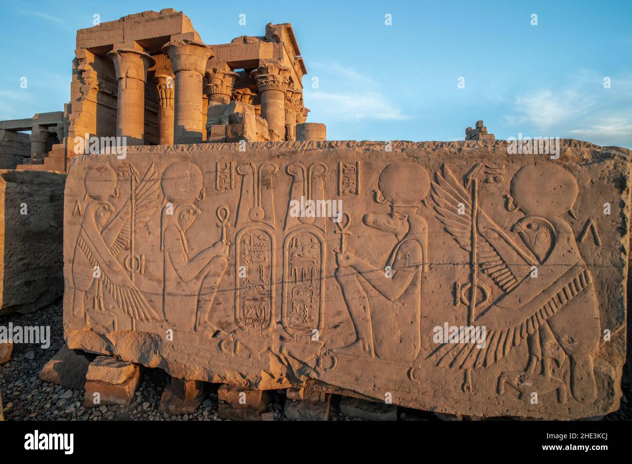Ein Abschnitt eines Steins mit komplizierten Schnitzereien von Sobek und Horus, alten ägyptischen Göttern, aus dem Tempel von Kom Ombo in Ägypten. Stockfoto