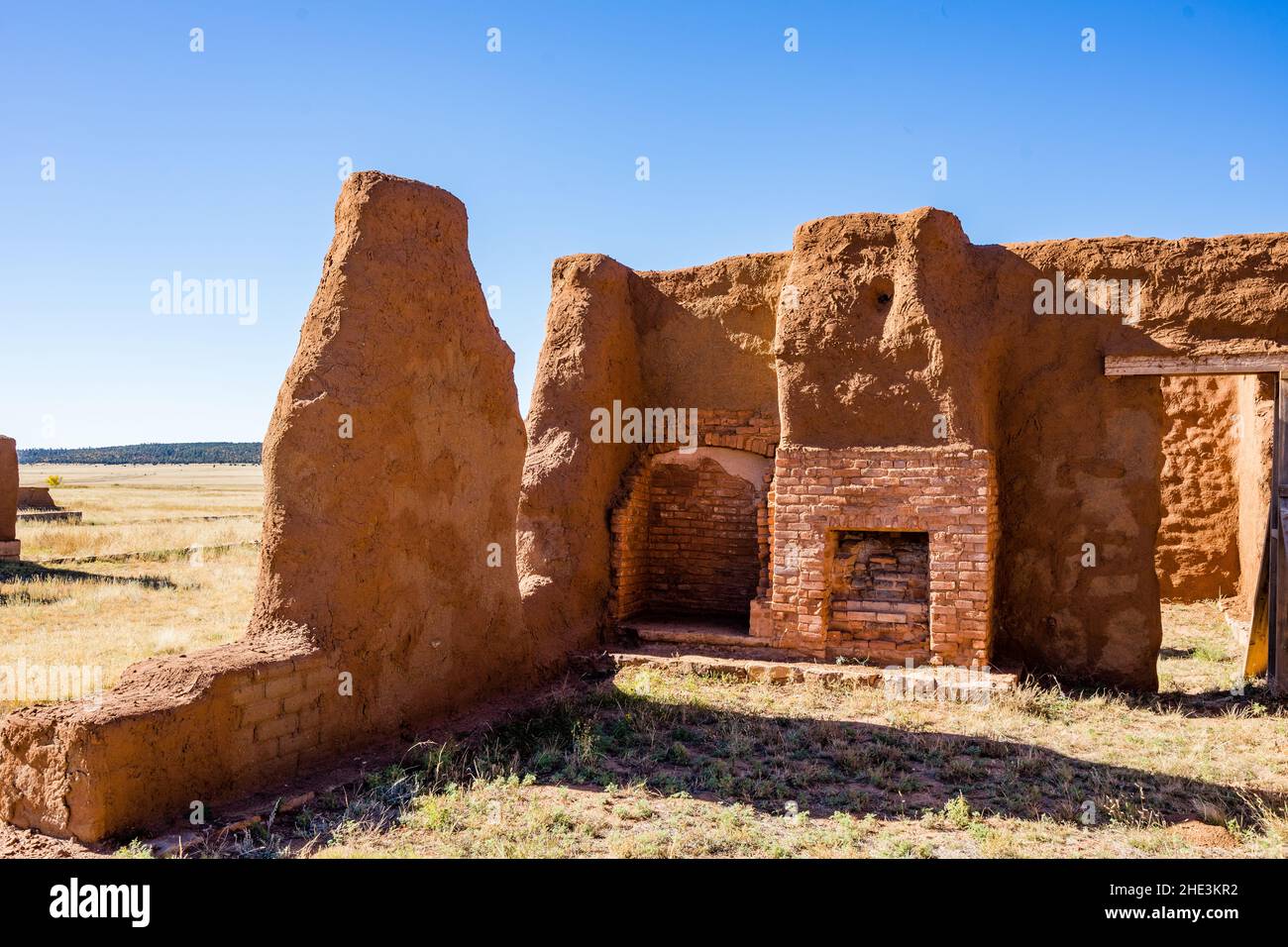 Reste von lehmziegelwänden und Kamin im Wohnviertel am Fort Union National Monument. Beweis für ein einsames und hartes Leben. Stockfoto