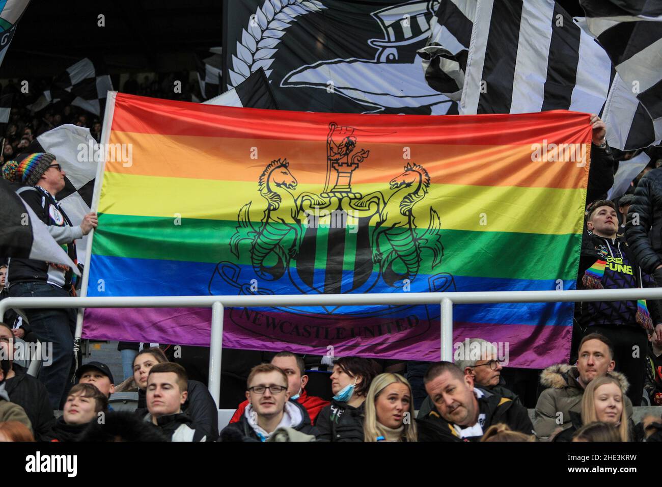Ein Unterstützer von Newcastle United hält eine Flagge zur Unterstützung der LGBTQ+-Rechte Stockfoto