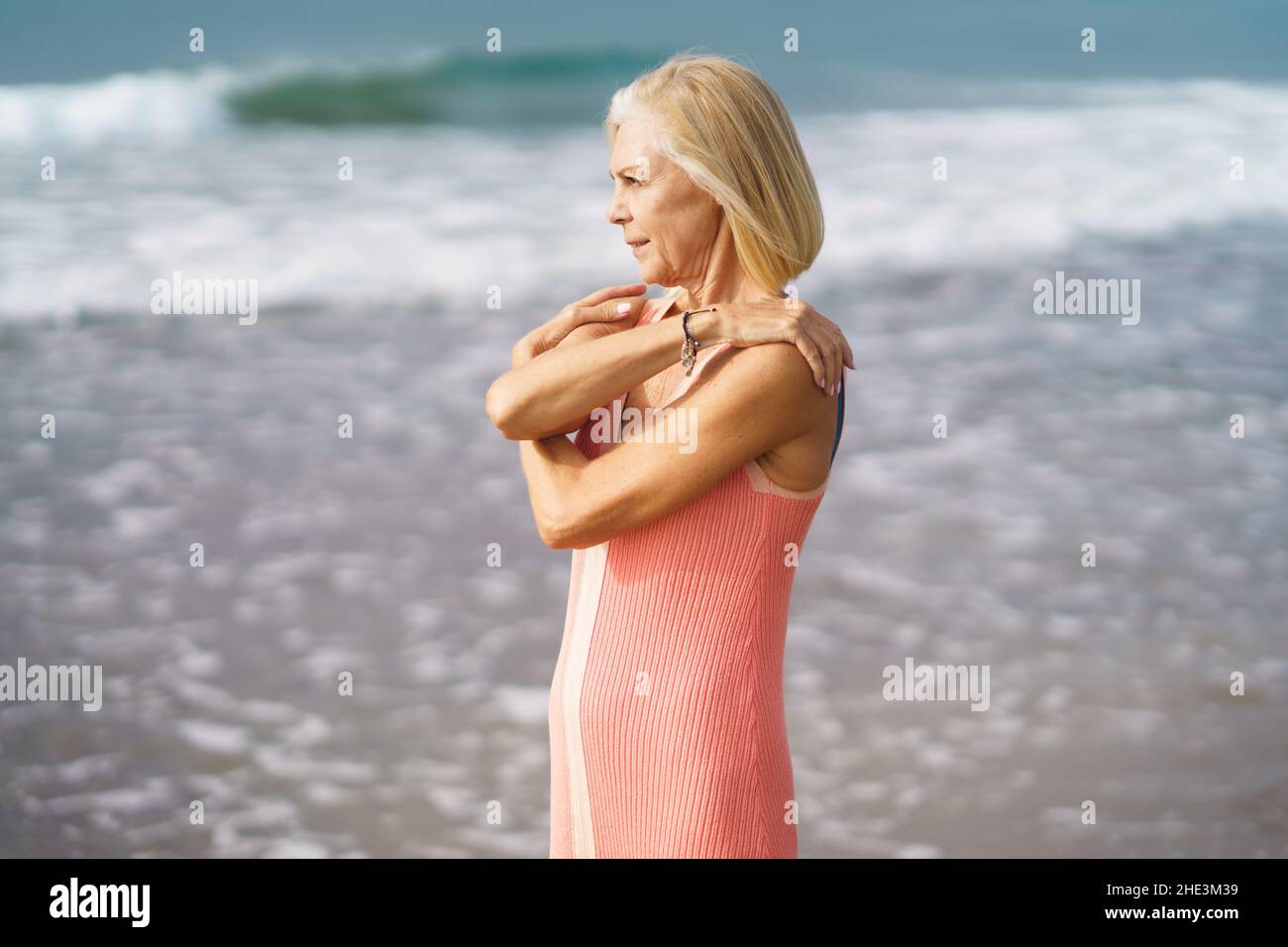 Reife Frau am Strand. Ältere Frauen genießen ihren Ruhestand an einem Rückzugsort am Meer. Stockfoto