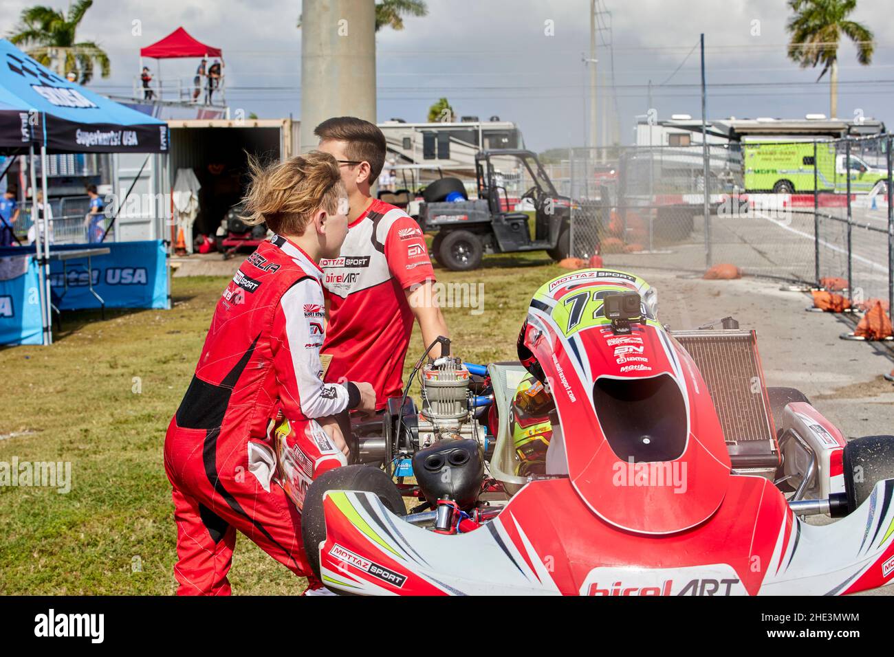 Homestead, FL, USA. 8th. Januar 2022. Kart-Fahrer und -Teams während seiner 2022 Super Karting USA (SKUSA) Winter Series, Credit: Yaroslav Sabitov/YES Market Media/Alamy Live News Stockfoto