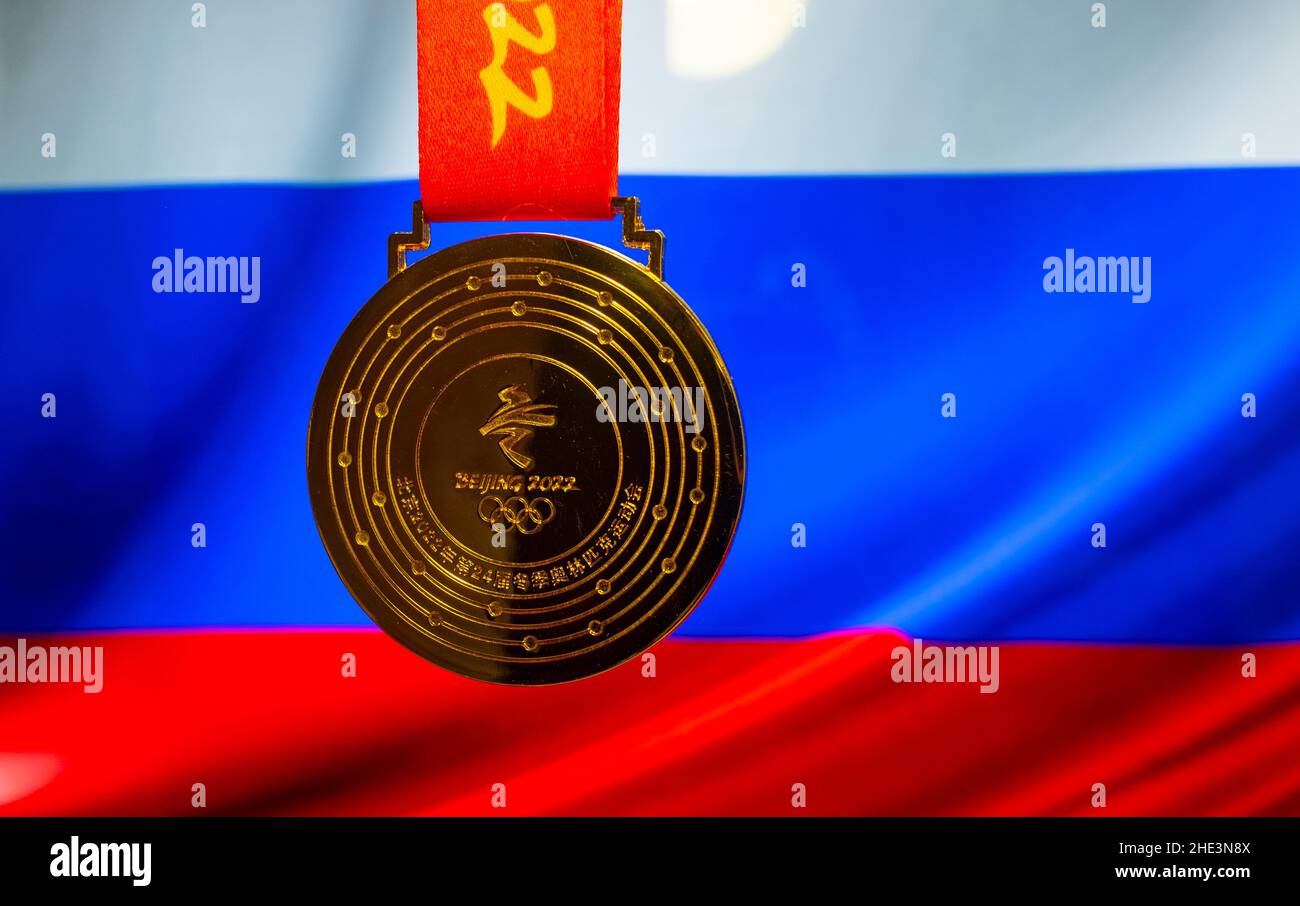 5. Januar 2021, Peking China. Goldmedaille der XXIV. Olympischen Winterspiele vor dem Hintergrund der russischen Flagge. Stockfoto