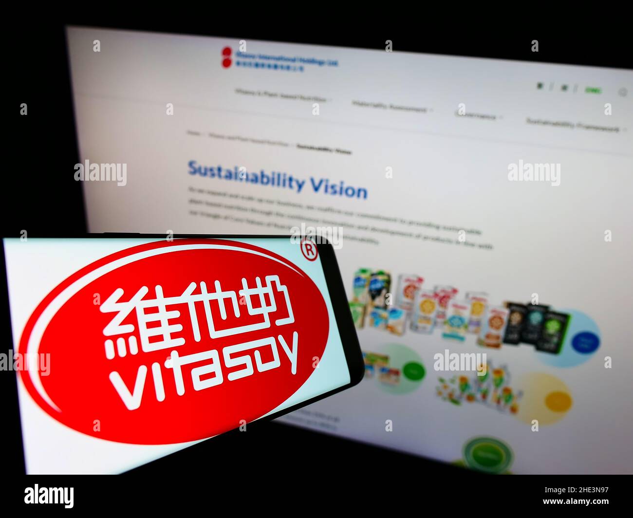 Smartphone mit Logo der Firma Vitasoy International Holdings Ltd. Auf dem Bildschirm vor der Website. Konzentrieren Sie sich auf die Mitte rechts des Telefondisplays. Stockfoto