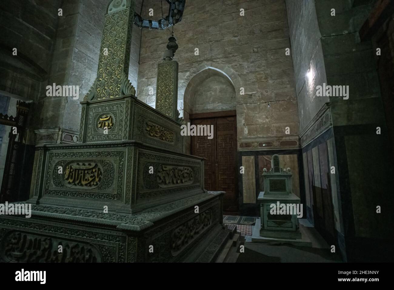 Das prunkvolle Grab von Sultan Hussein Kamel und das kleinere Grab von Sultana Melek in der Al Rifai Moschee im historischen Kairo, Ägypten. Stockfoto