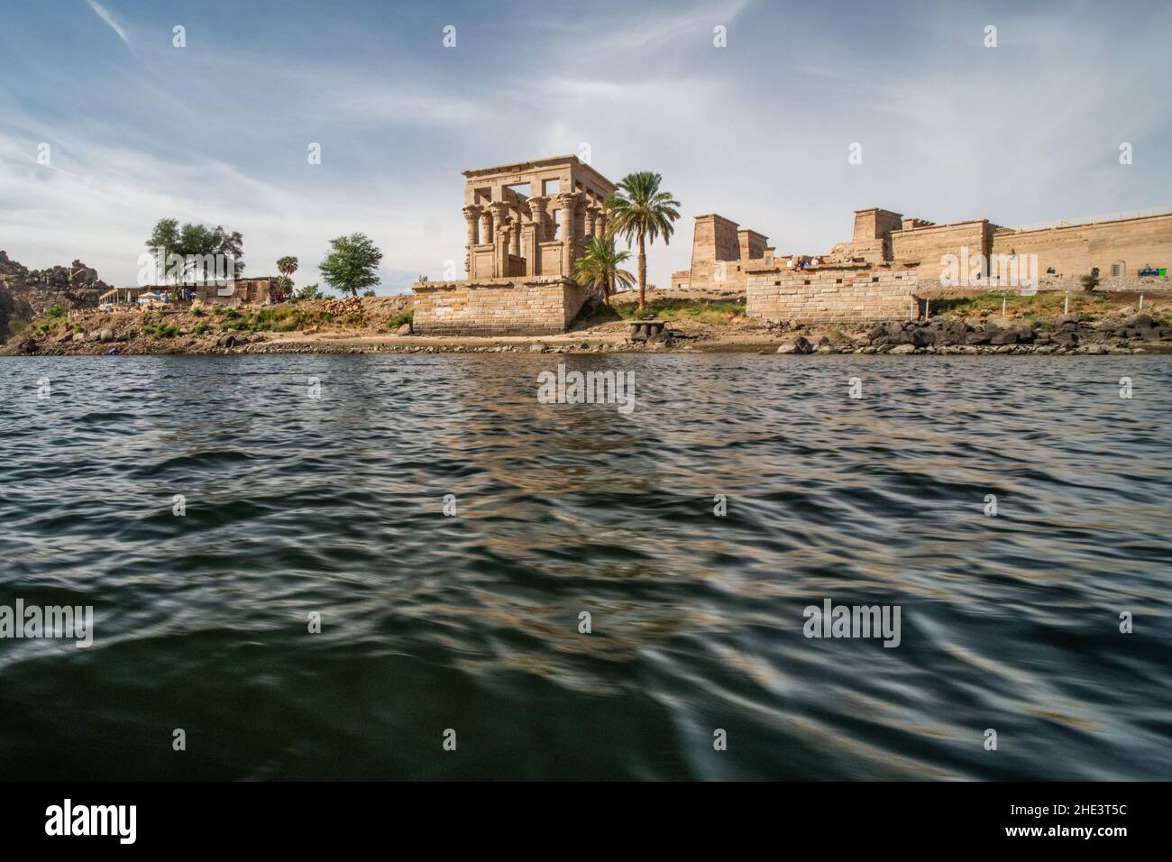 Trajans Kiosk, ein römischer Teil des Philae-Tempelkomplexes in der Nähe von Assuan, Egpyt, vom Wasser aus gesehen. Stockfoto