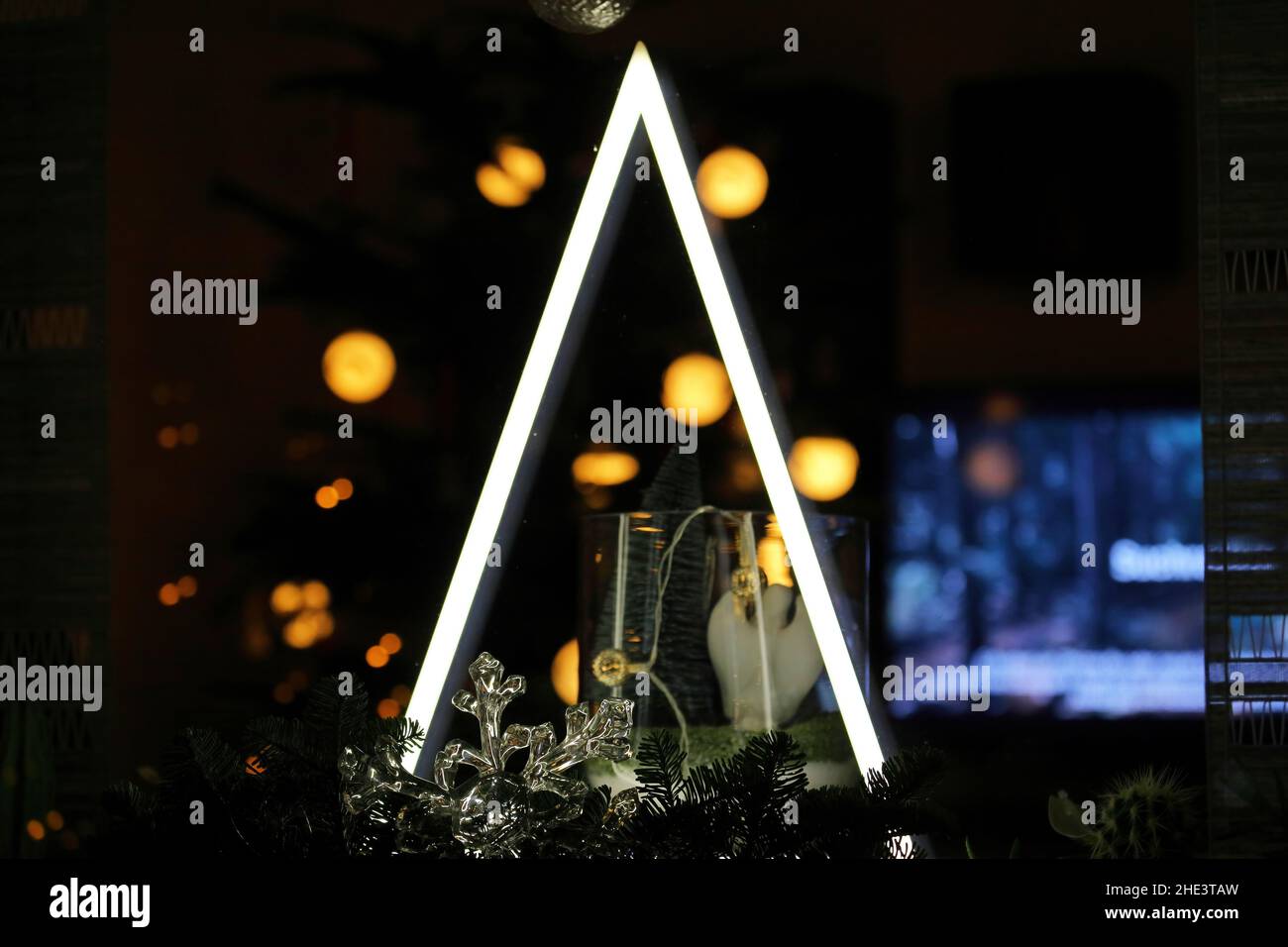 Szenischer Blick auf ein beleuchtetes weihnachtsmotiv Stockfoto