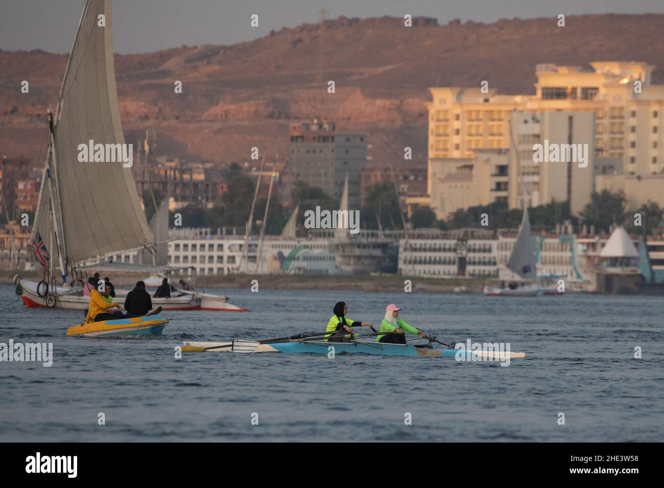 Ruderer, die in einem Doppelruder auf dem Nil in Assuan, Ägypten, trainieren. Stockfoto