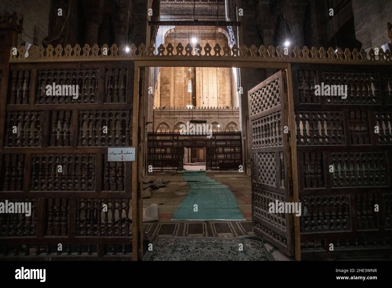 Eine hölzerne Gittertür in der Al Rifai Moschee in Kairo, Ägypten. Stockfoto