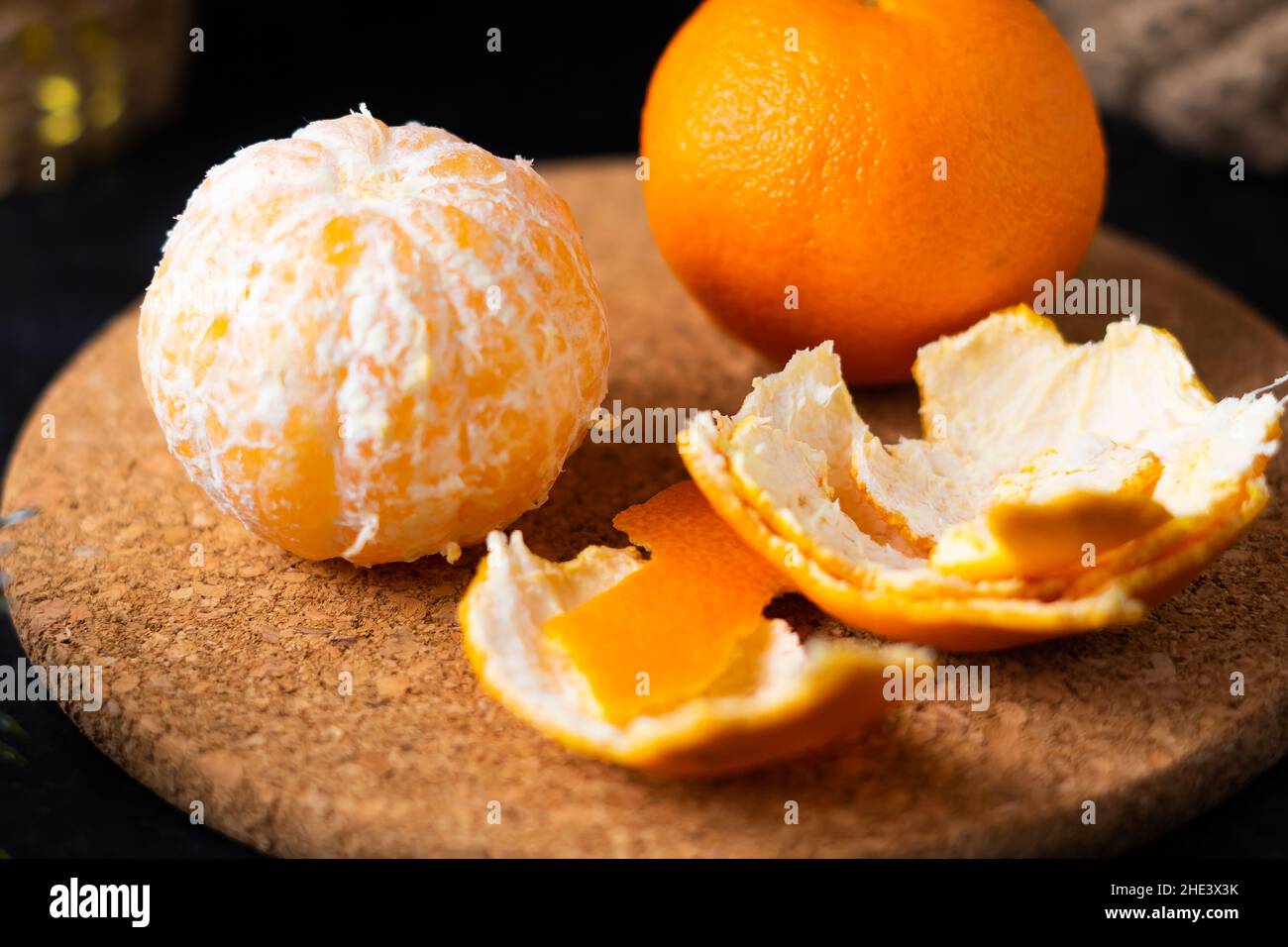 Neujahr Weihnachten Stillleben Zweig der Kiefer neben Mandarinenzapfen auf schwarzem Hintergrund Stockfoto